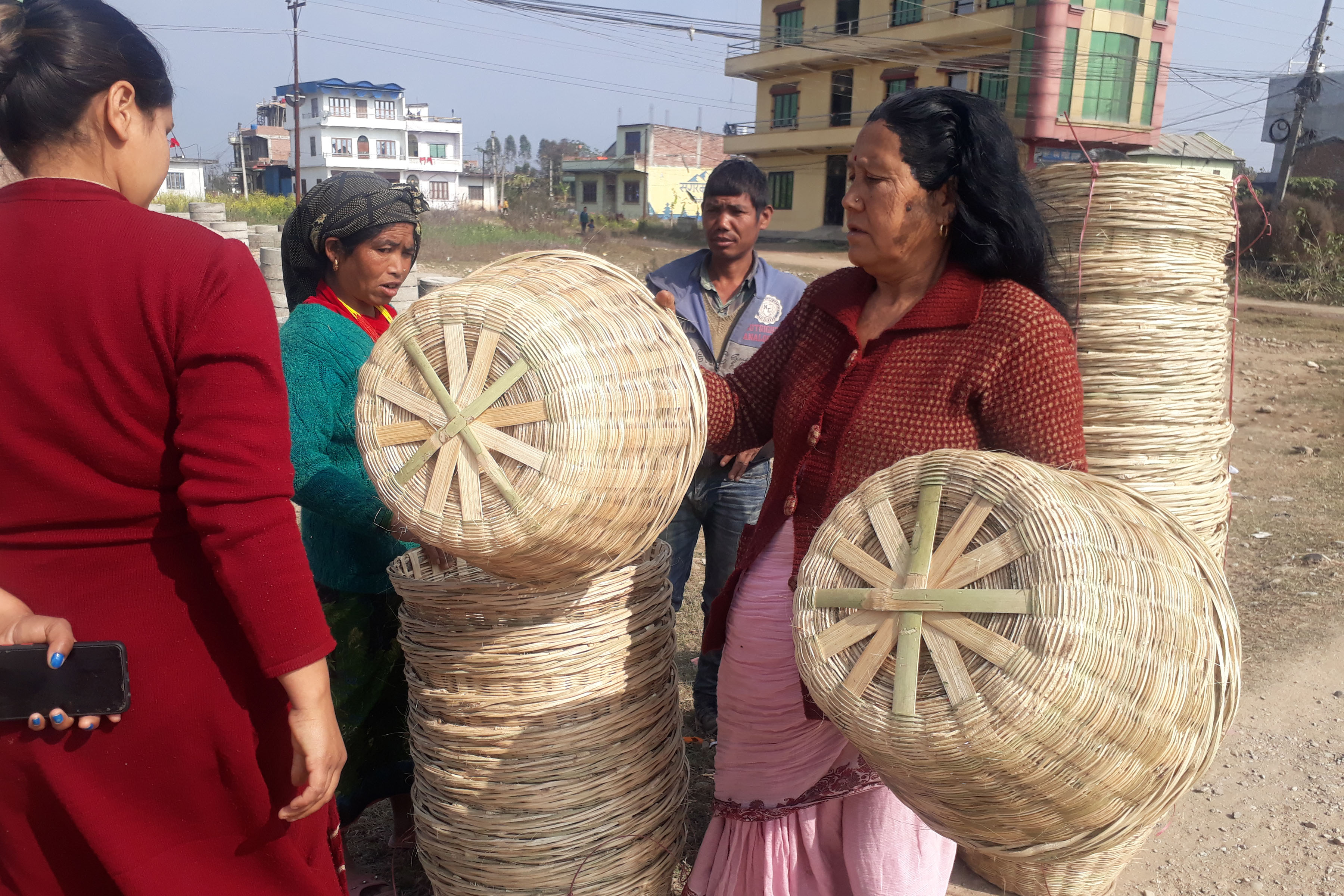 बाँसका सामग्री बिक्री गर्दै, मूल्य कति ?
