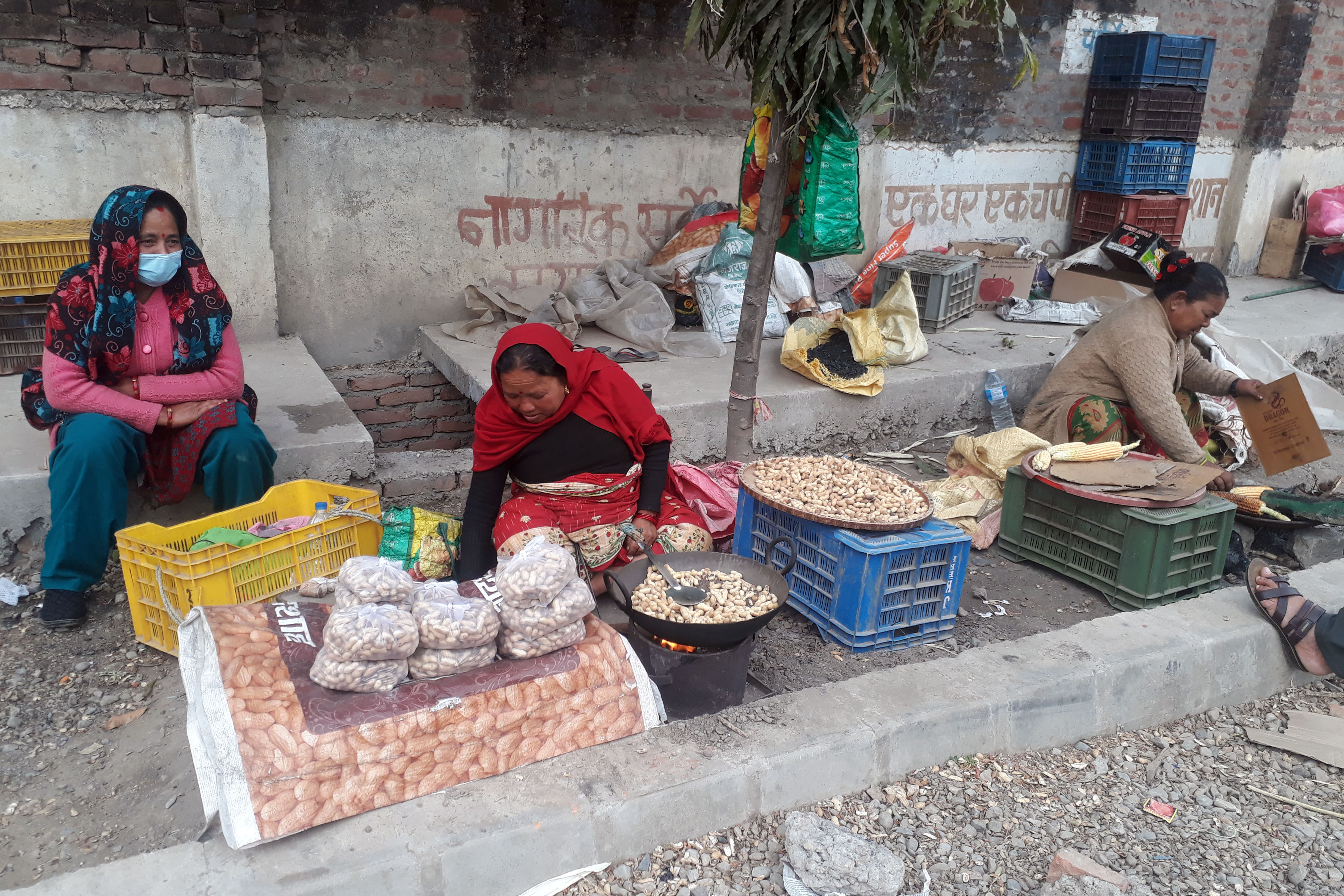 बदाम बिक्री गर्न सडक छेउम बसेका महिला