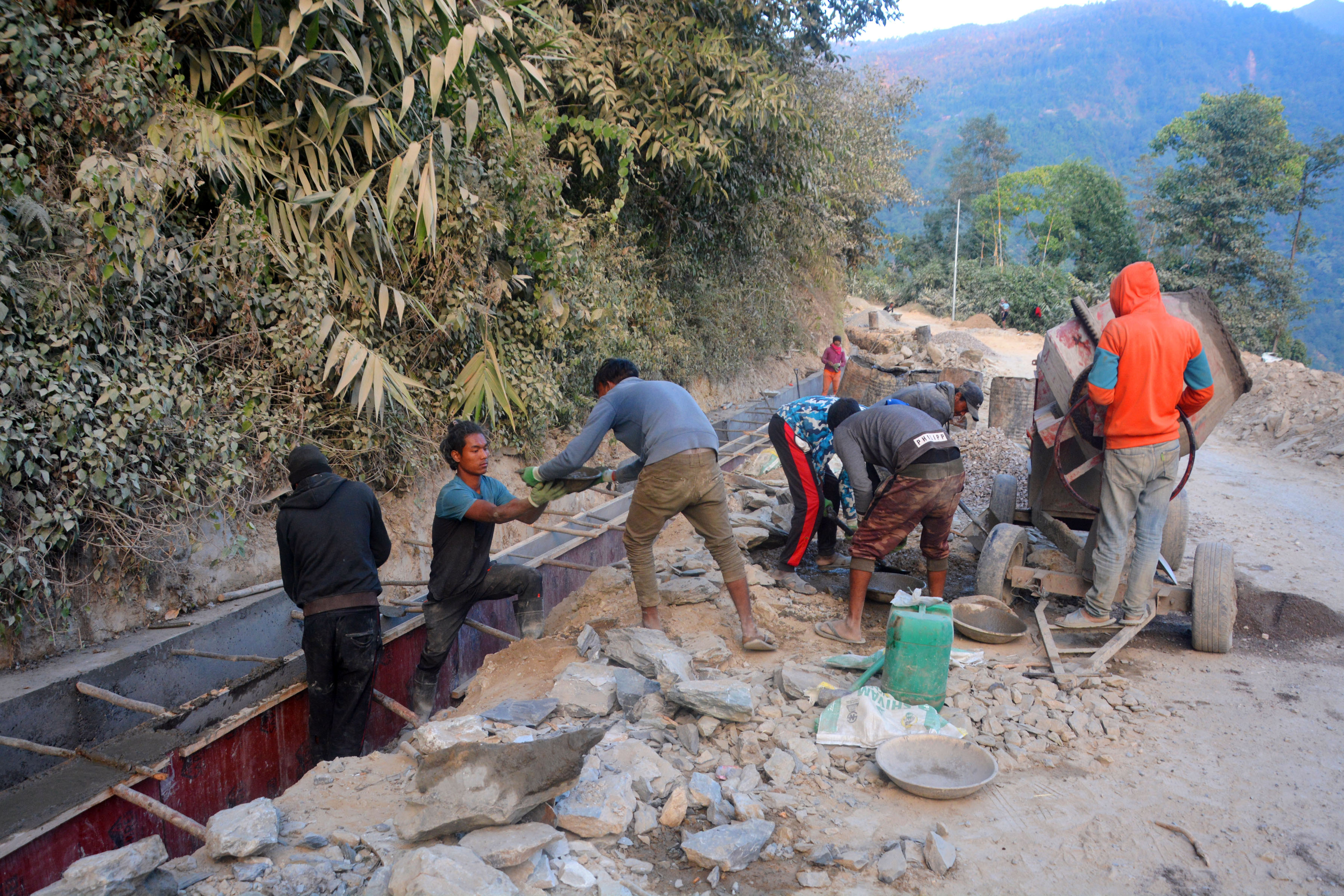 सडक स्तरोन्नतिको काम गरिँदै