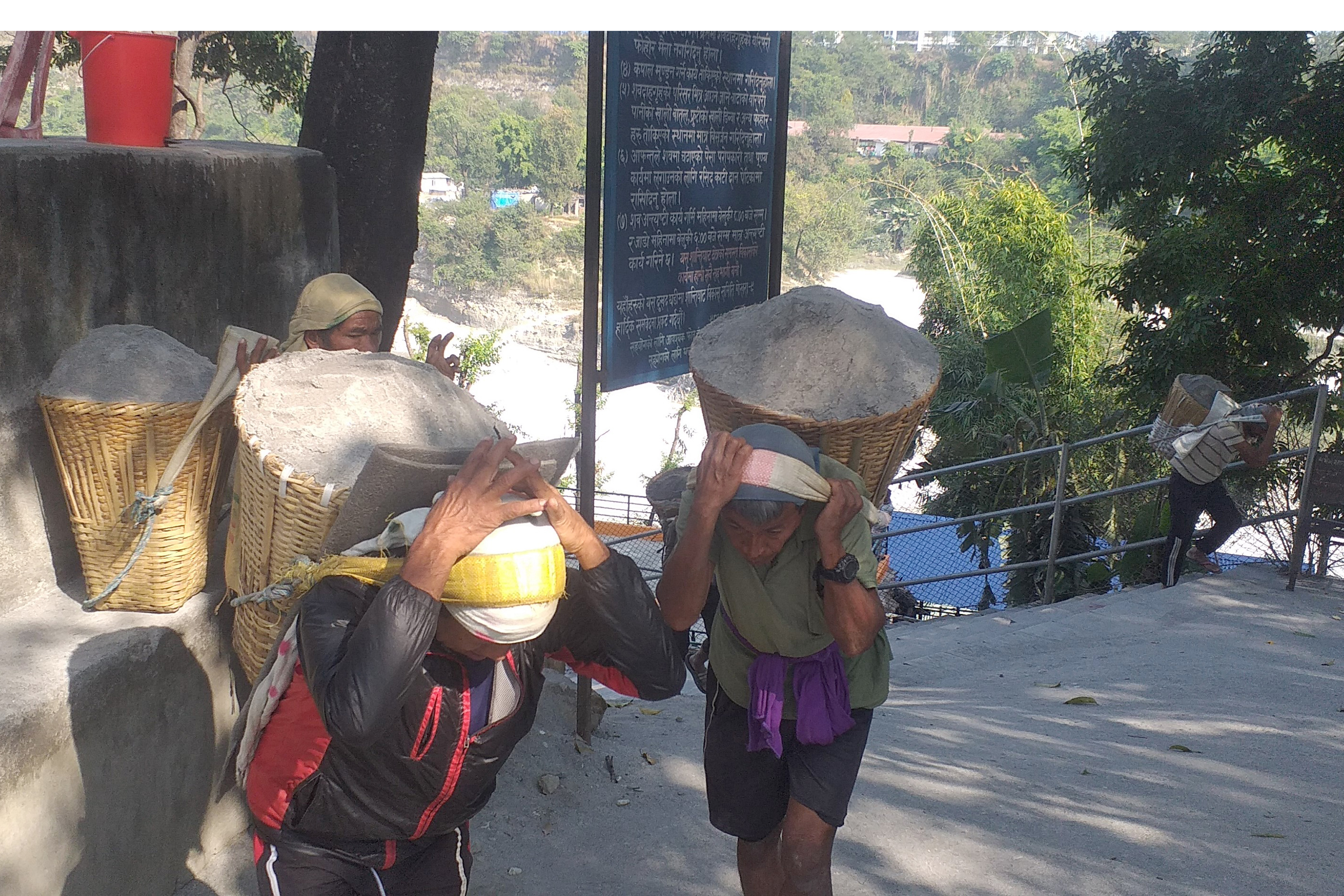 बालुवा बोक्दै मजदुर