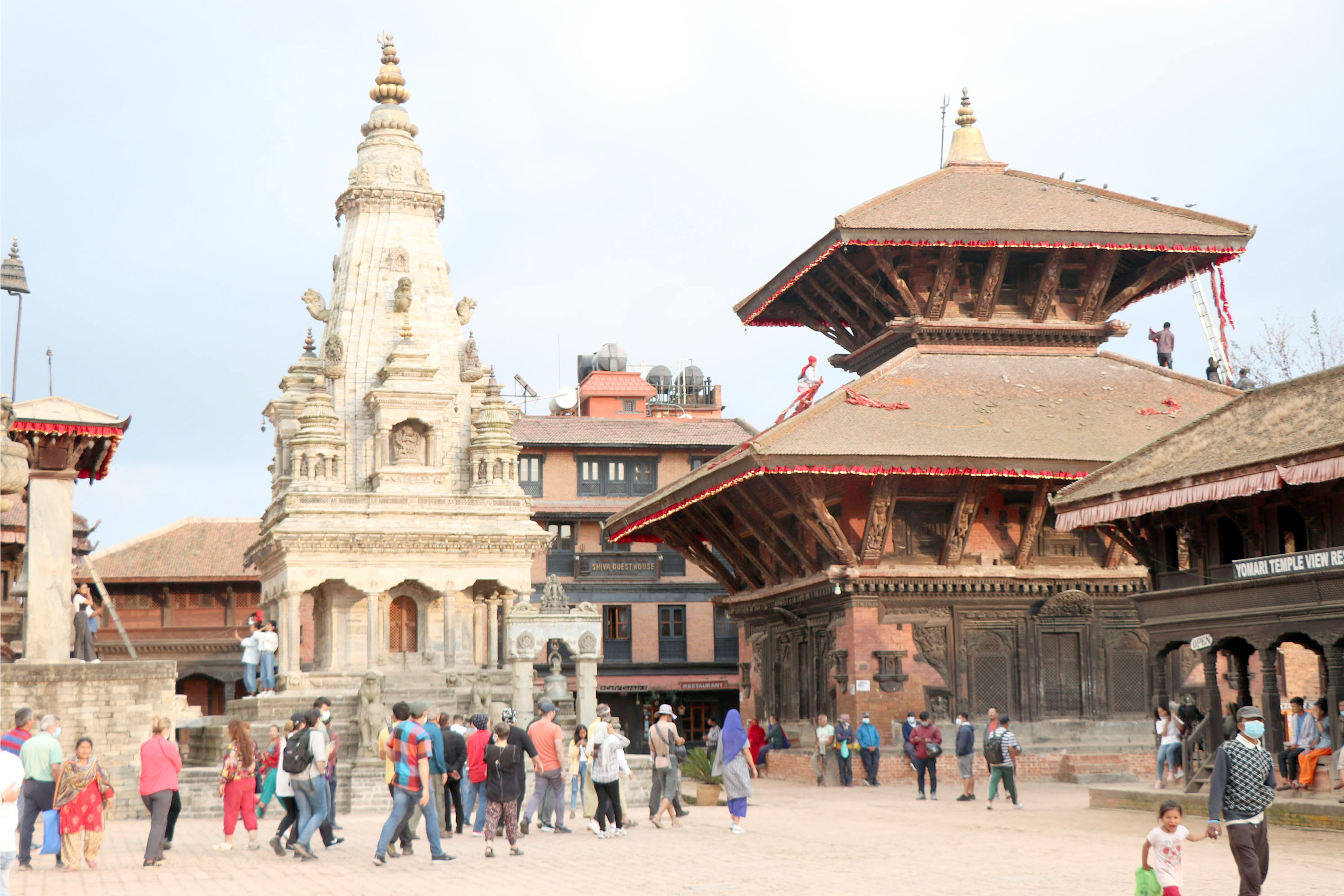 भक्तपुरको दरबार स्क्वायर क्षेत्र घुम्दै पर्यटक