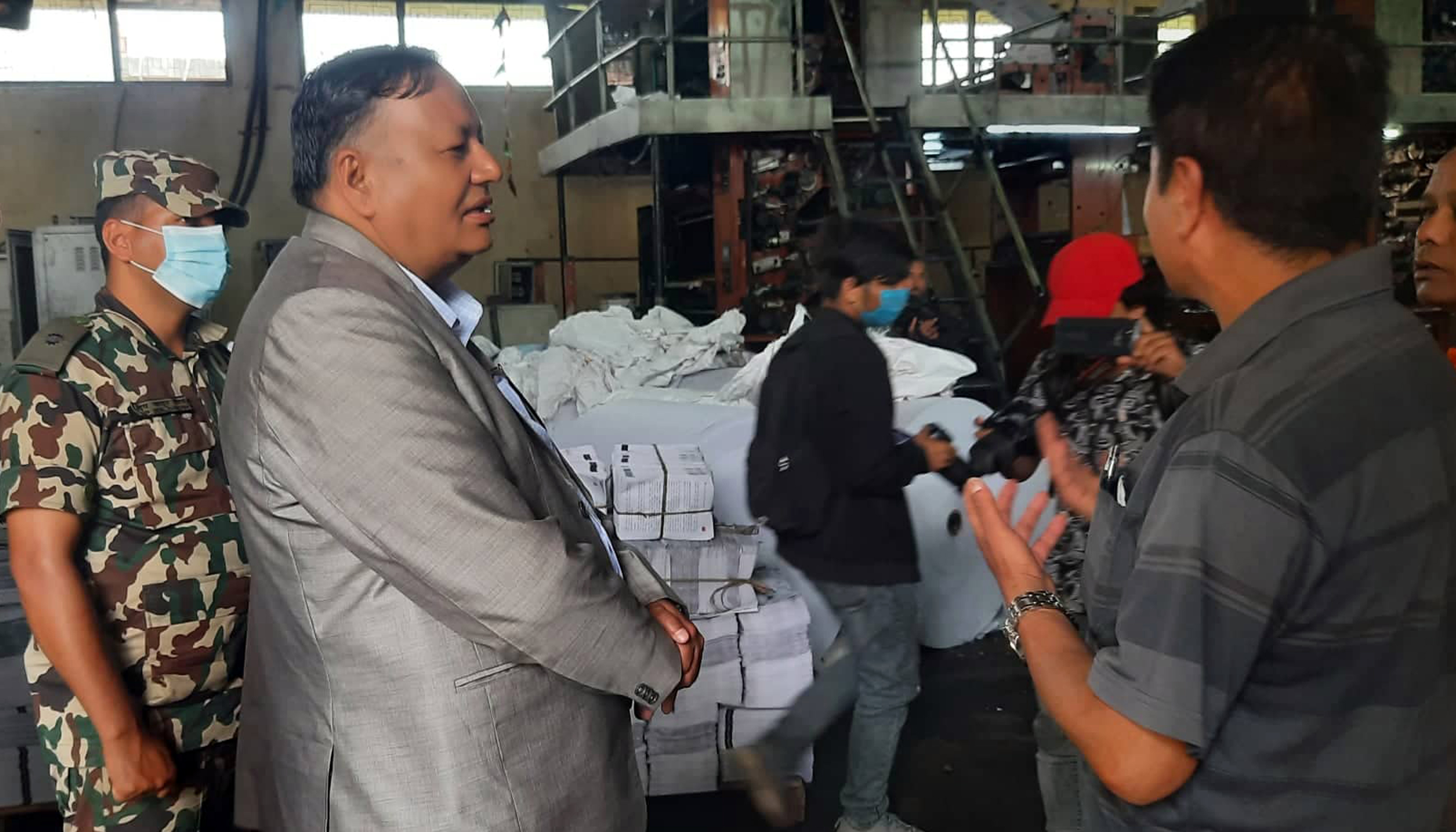 जनक शिक्षा सामग्री केन्द्रको अनुगमन गर्दै मन्त्री पौडेल