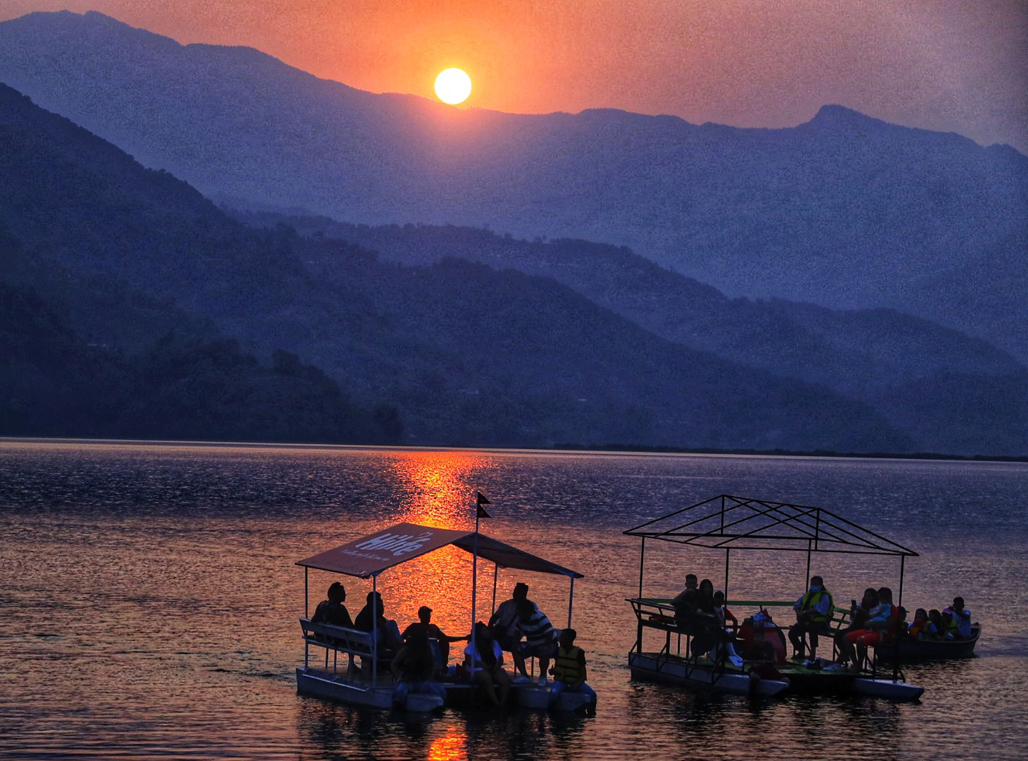 अस्ताउँदै गरेको सूर्य