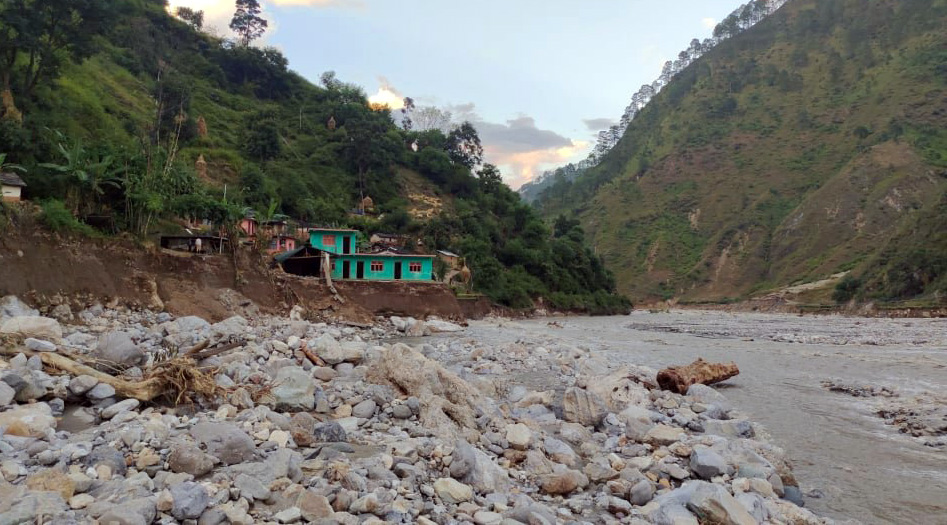 बाढीले क्षति पु¥याएको निमावि भवन