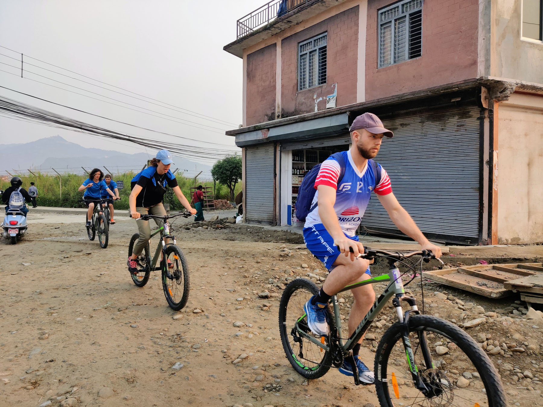 'साइक्लिङ' गर्दे पर्यटक