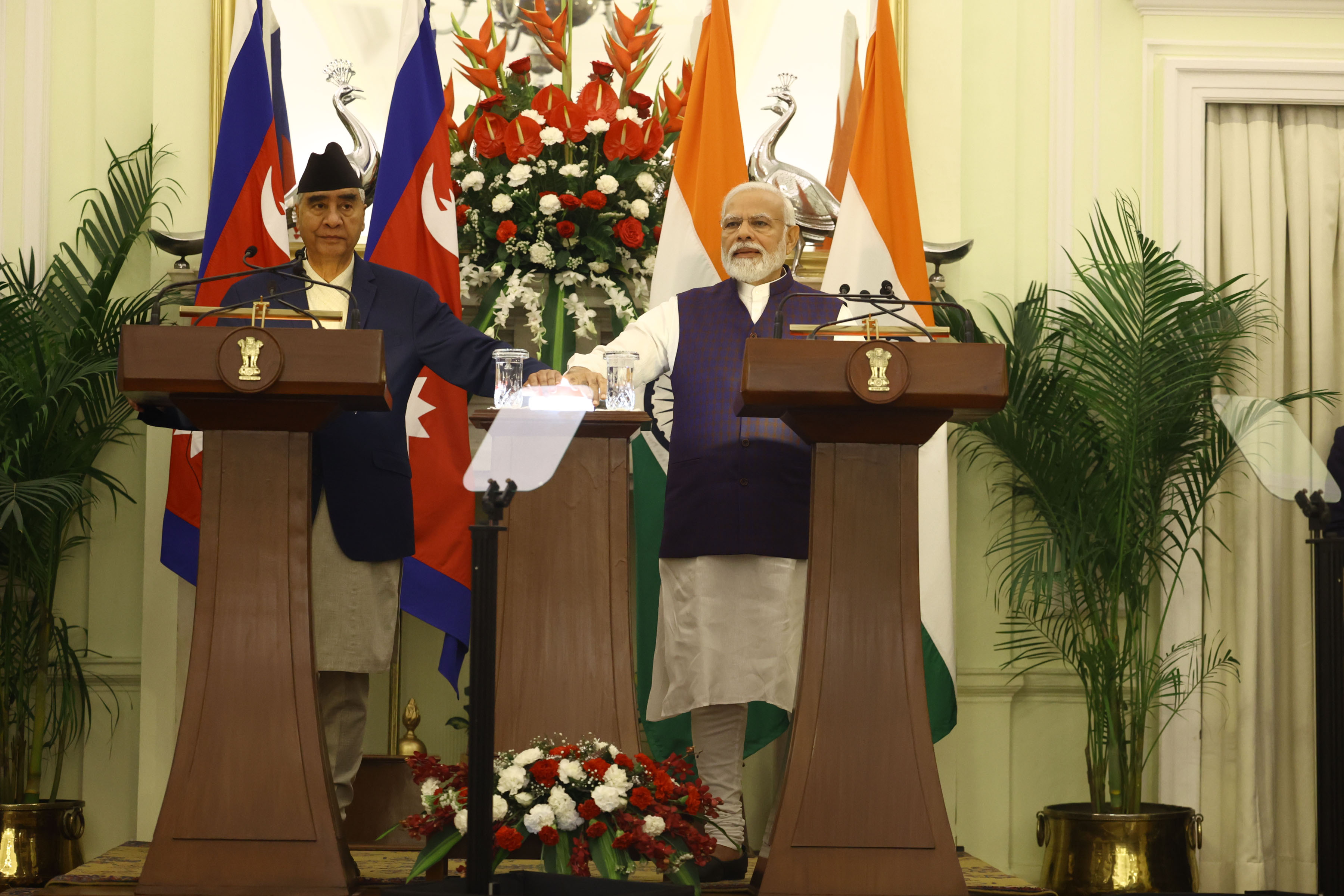 भारत भ्रमणमा रहेका प्रधानमन्त्री देउवा र  मोदी 'रुपे डिजिटल कार्ड’ सार्वजनिक गर्दै