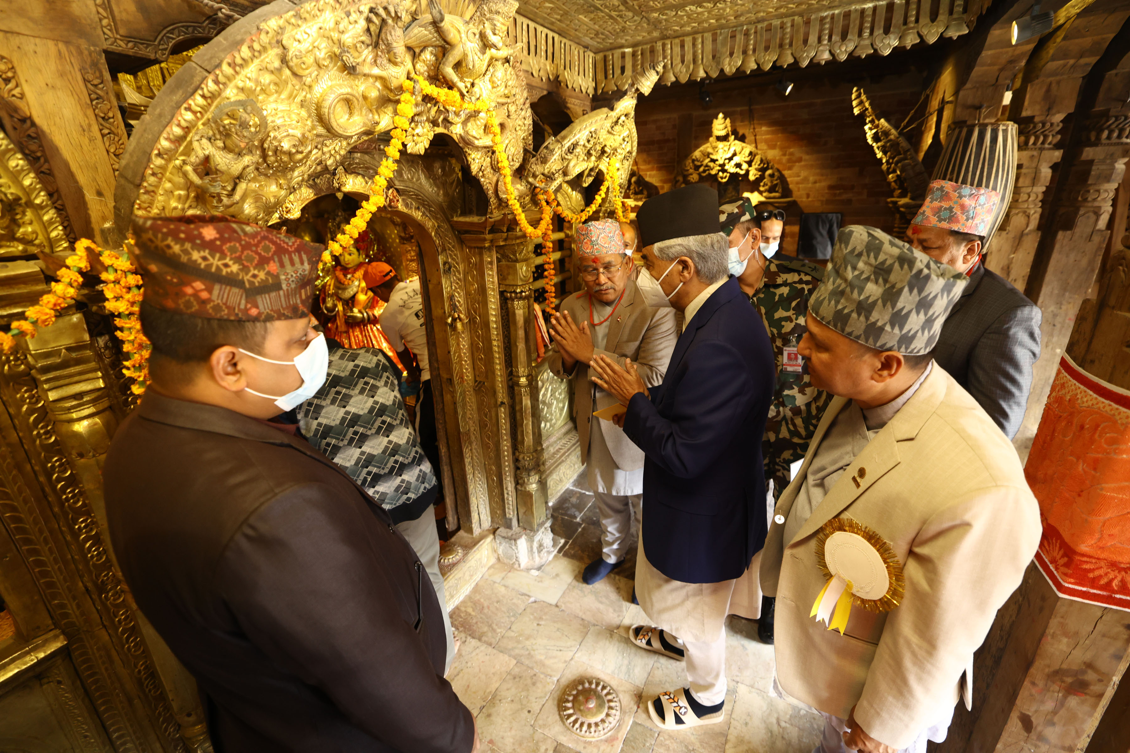 पूजा गर्दै प्रधानमन्त्री
