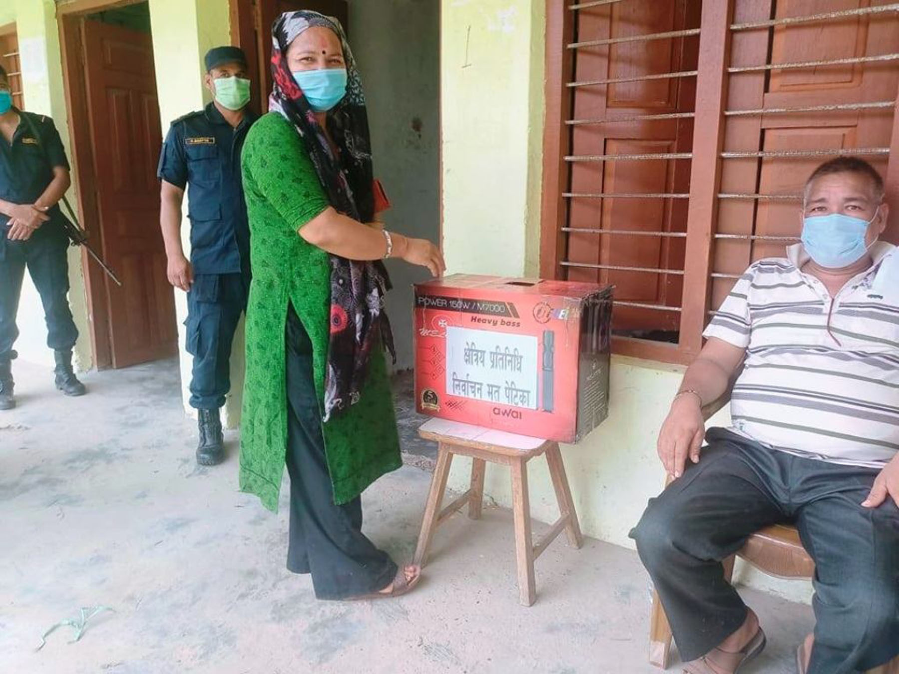 काँग्रेसका कार्यकर्ता क्षेत्रीय प्रतिनिधि छनौटका लागि मतदान गर्दै