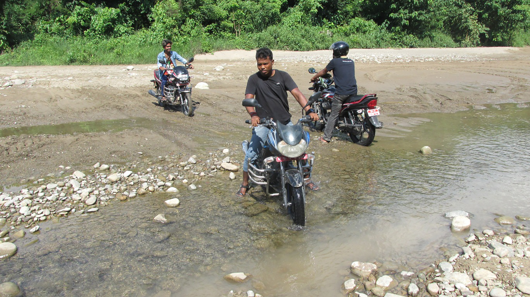 मोटसाइकलमा खोला तर्दै
