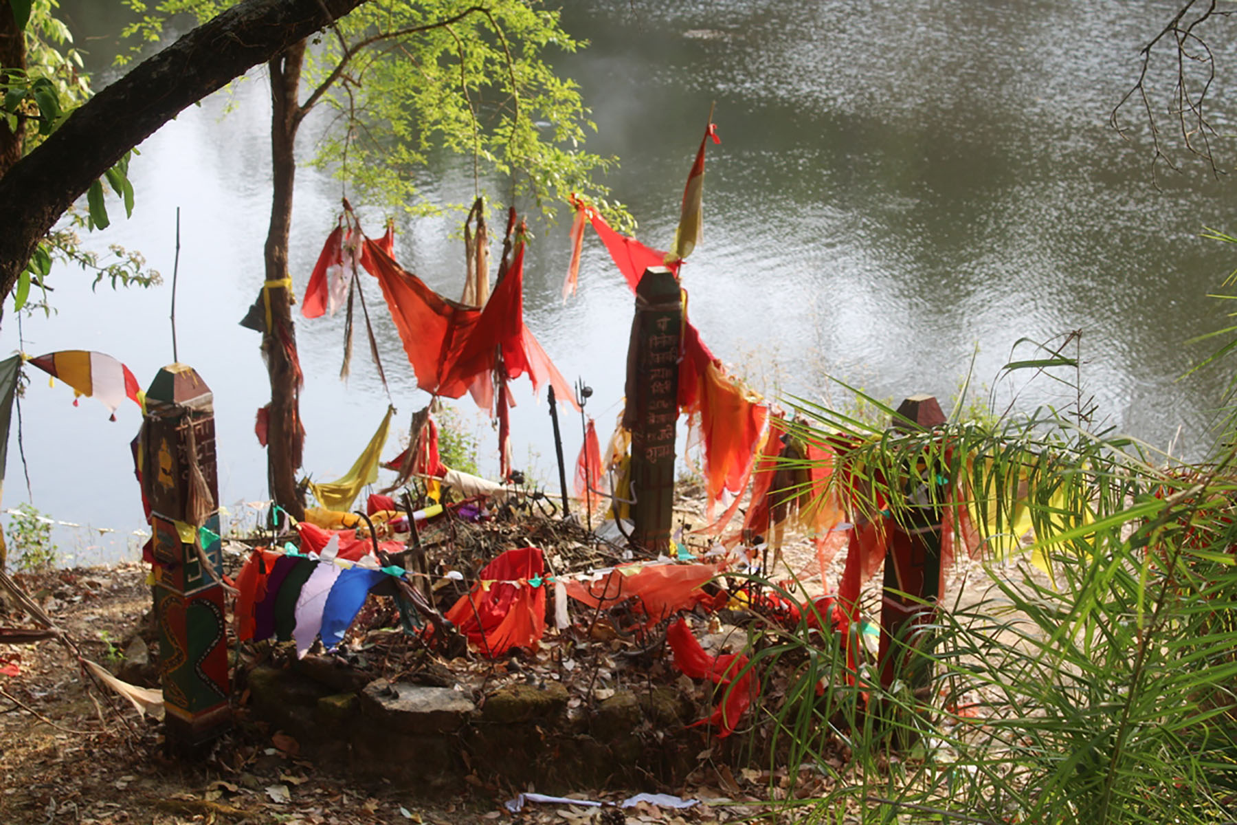 ताल छेउमा रहेको घण्टेश्वर महादेव