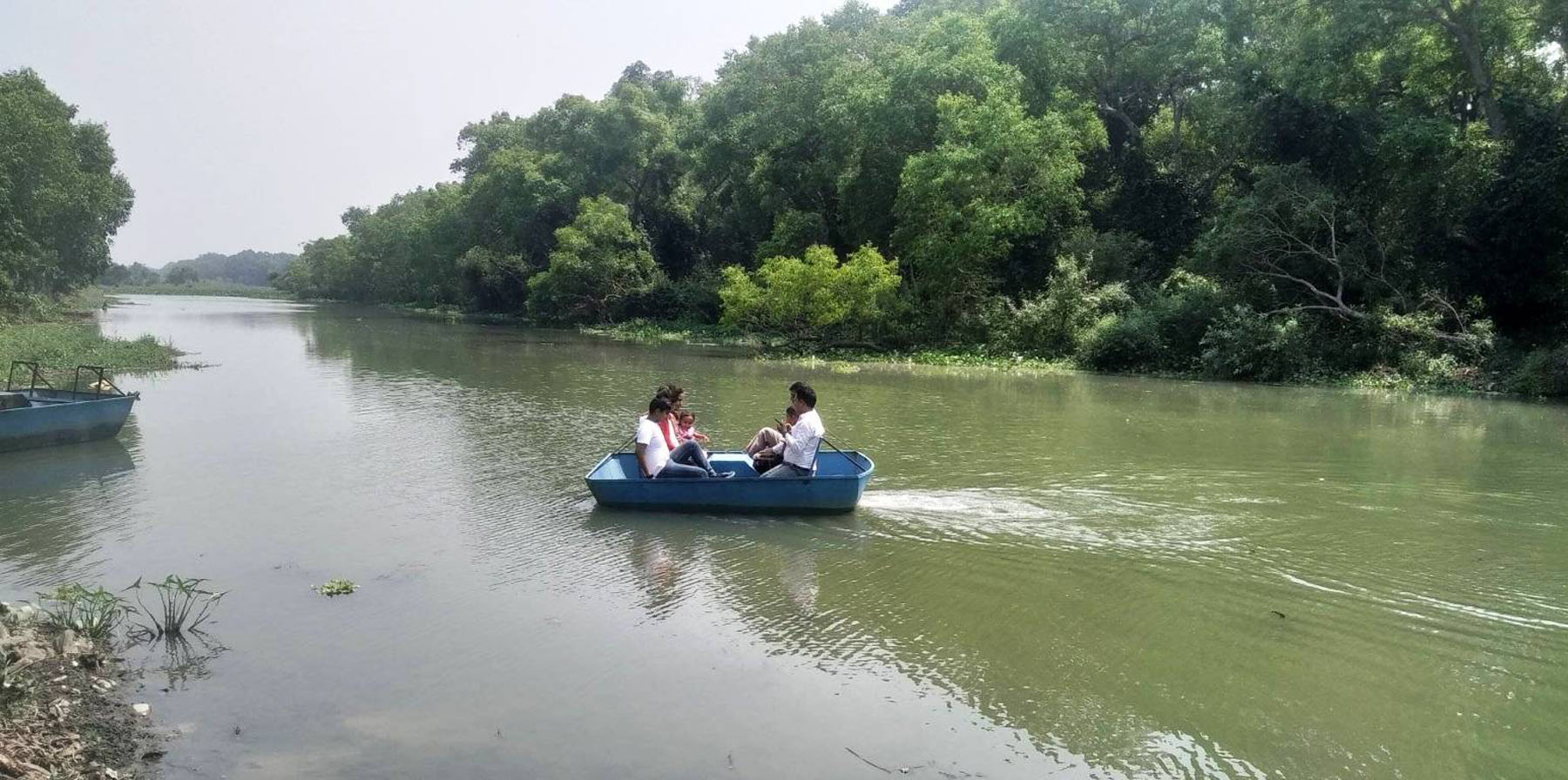प्यारा तालमा पर्यटक