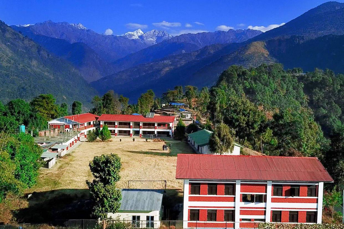 हिमालको फेदीमा विद्यालय