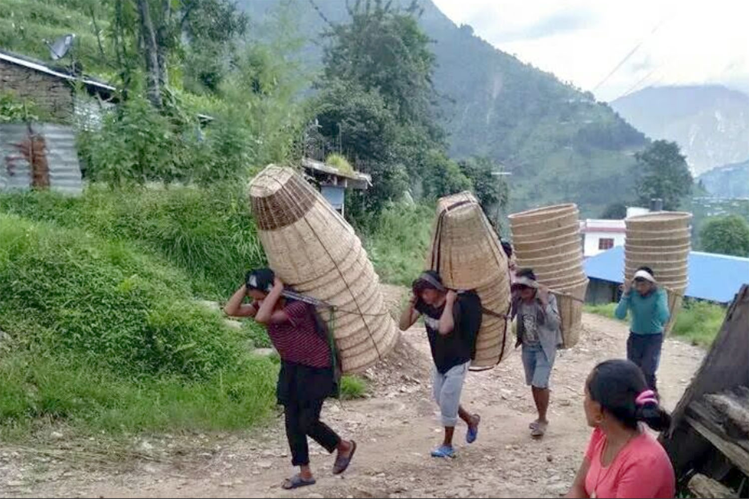 थुन्चे  बिक्री गर्न हिँडेका व्यापारी