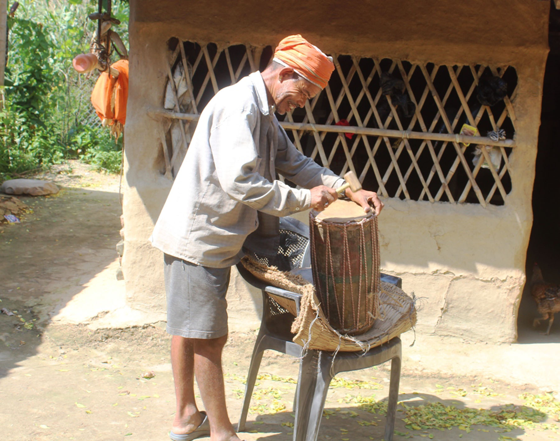 मादल मर्मत गर्दै