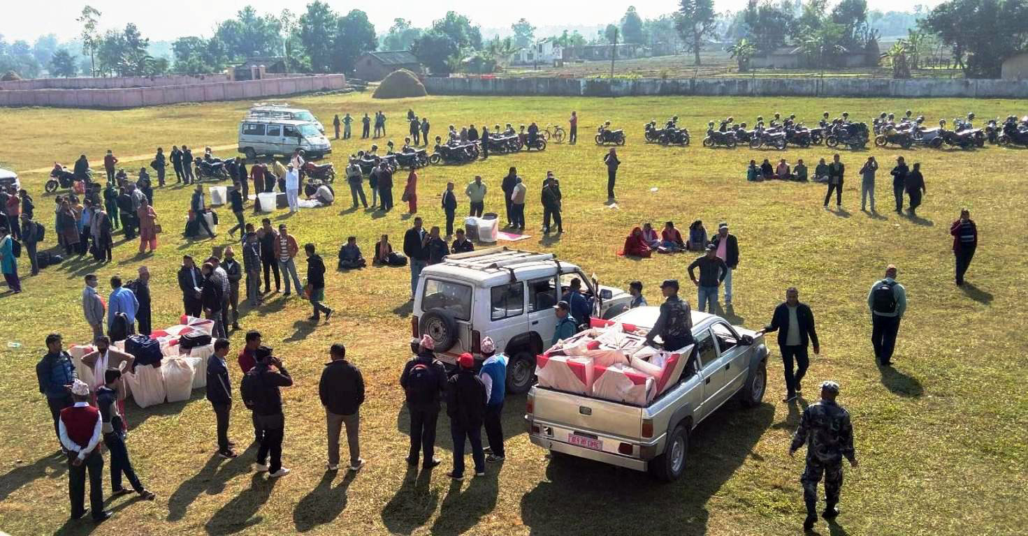 निर्वाचन सामग्री गाडीमा राख्दै कर्मचारी