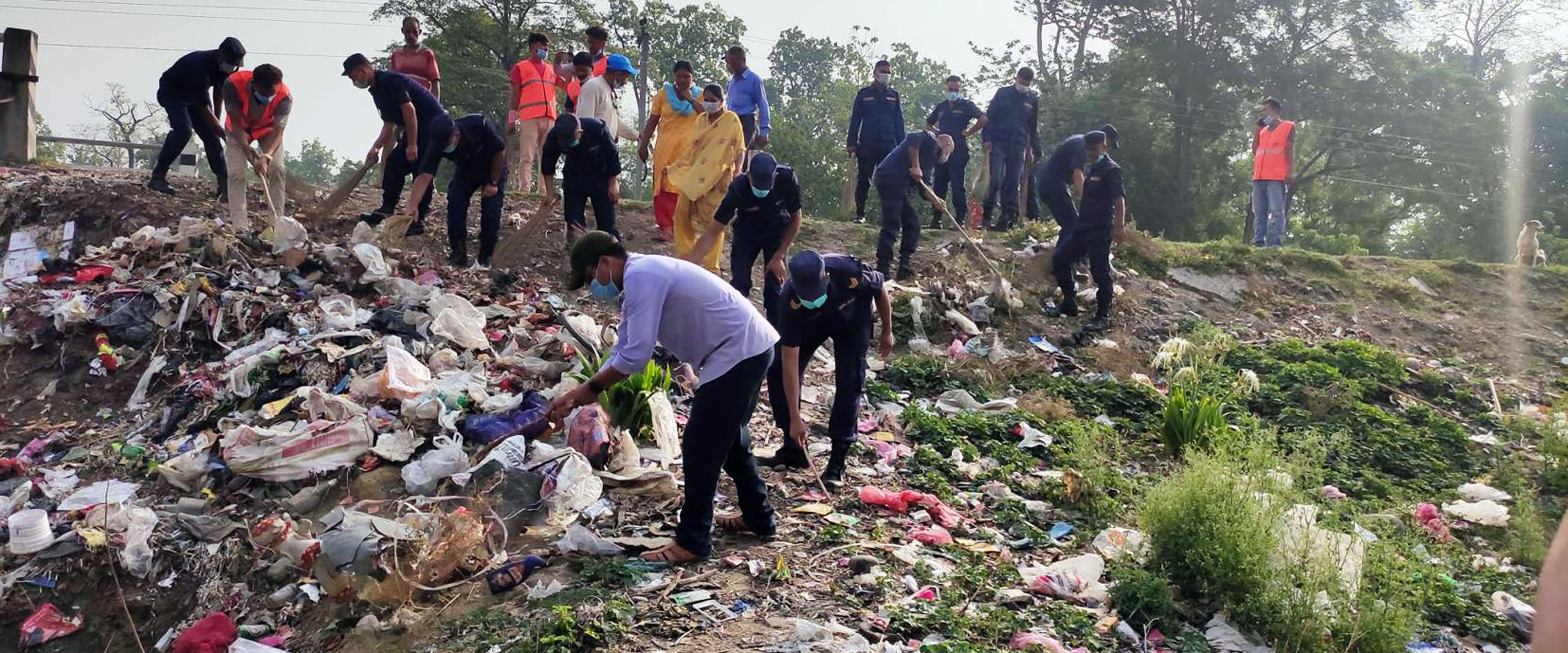 पुल छेउमा थुपारिएको फोहर सफा गरिँदै