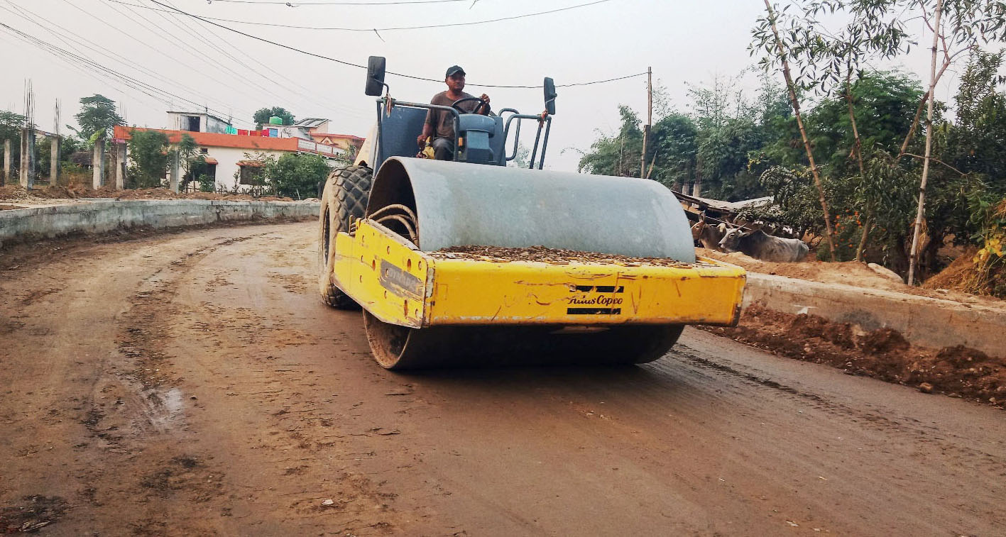 कालोपत्रेका लागि सडक सम्याइँदै