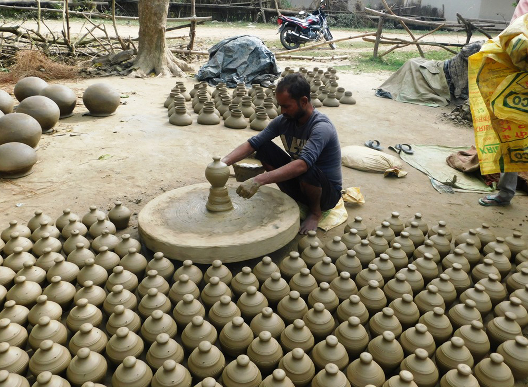 माटाका भाँडा निर्माण गर्दै कुमाले