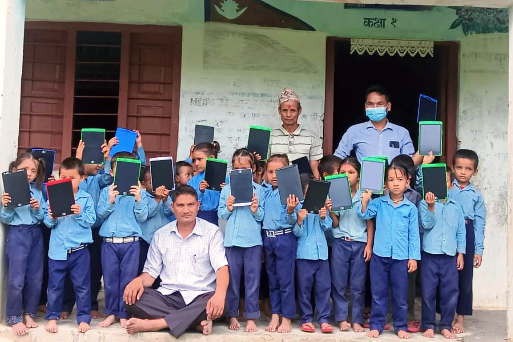 एलसिडी राइटिङ टयावलेटका साथमा विद्यार्थी