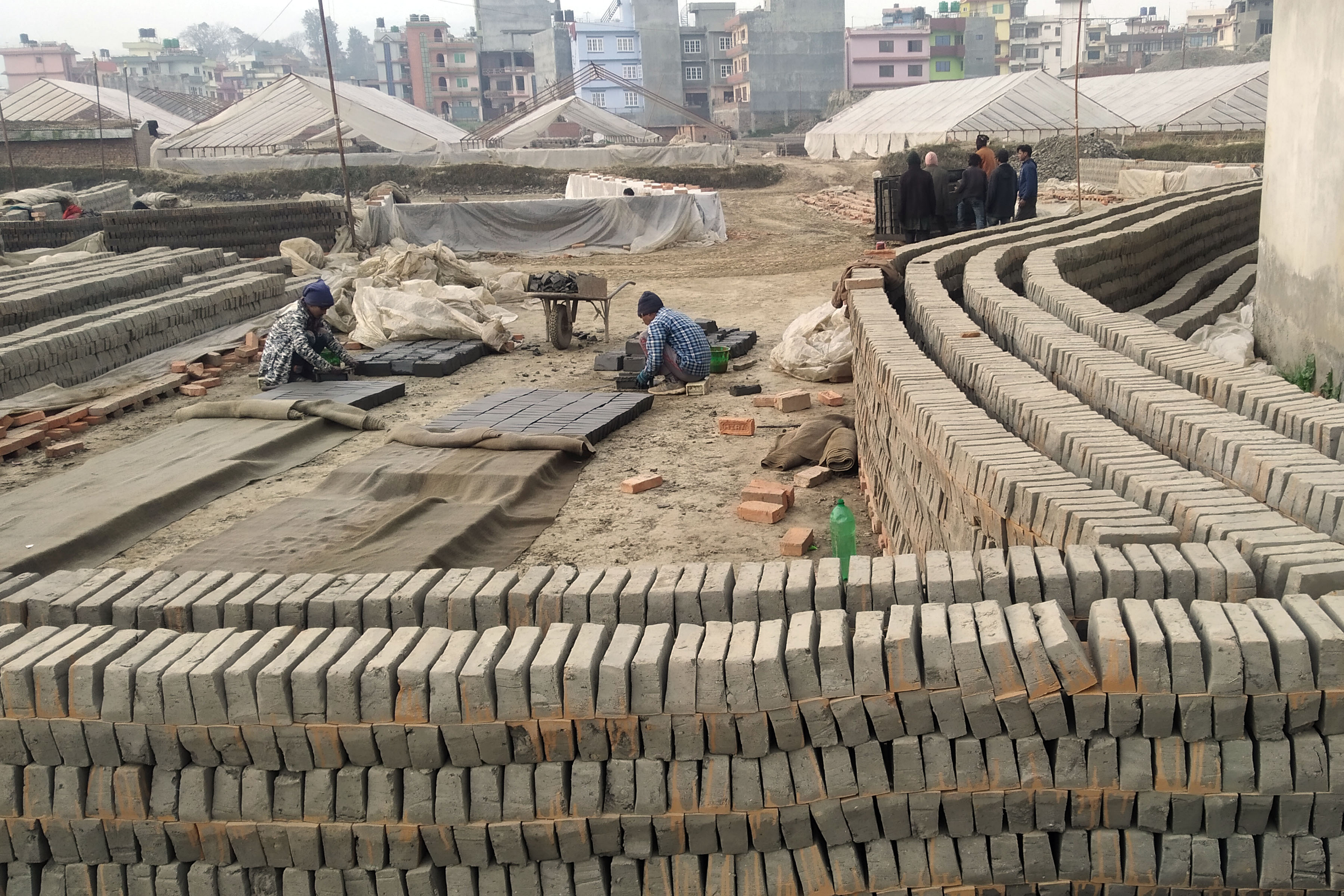 दाचीइँट्टा बनाउँदै मजदुर, प्रति गोटाको एक रूपैया ५० पैसा ज्याला