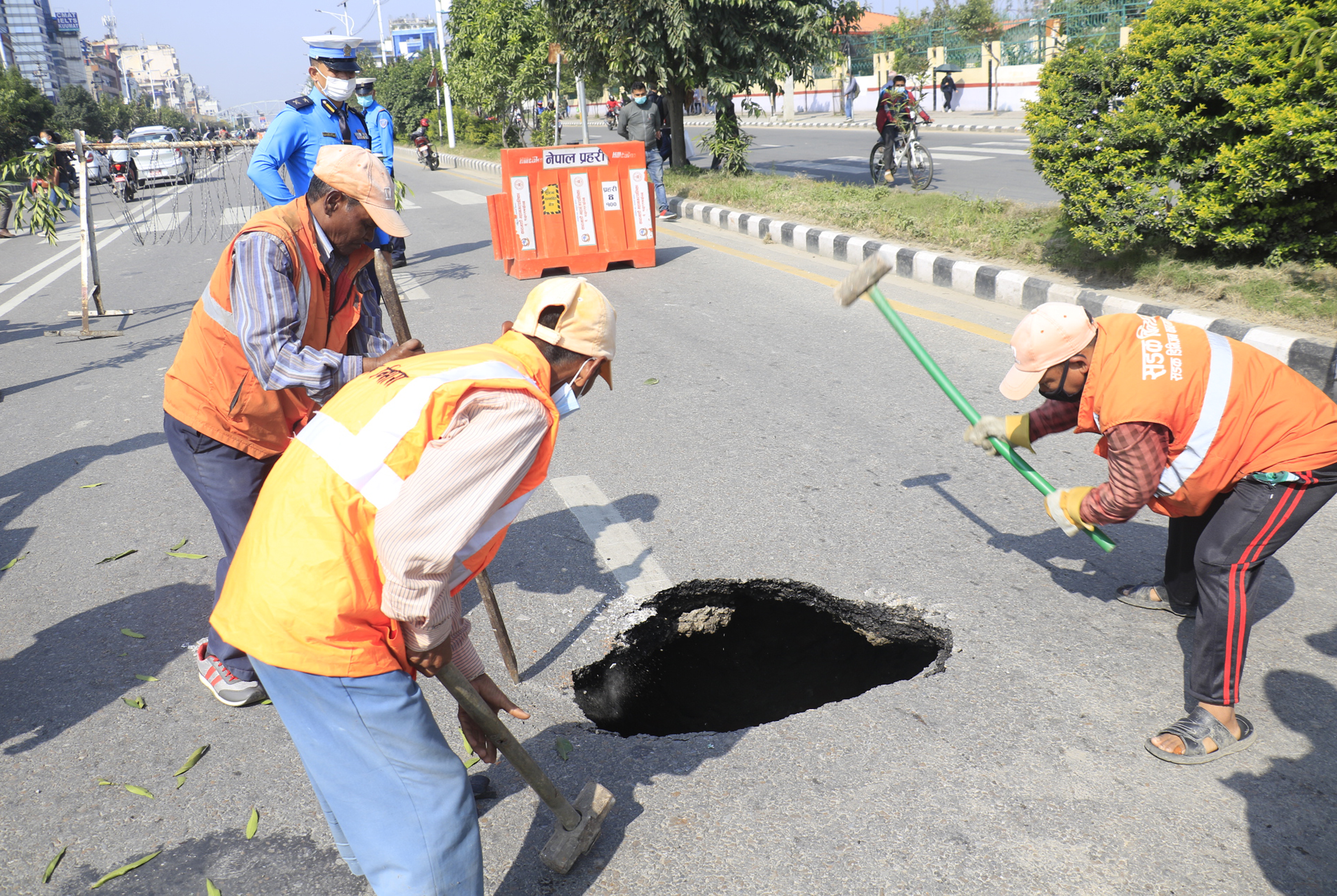 खाल्डो भर्दै सडक विभागका कर्मचारी