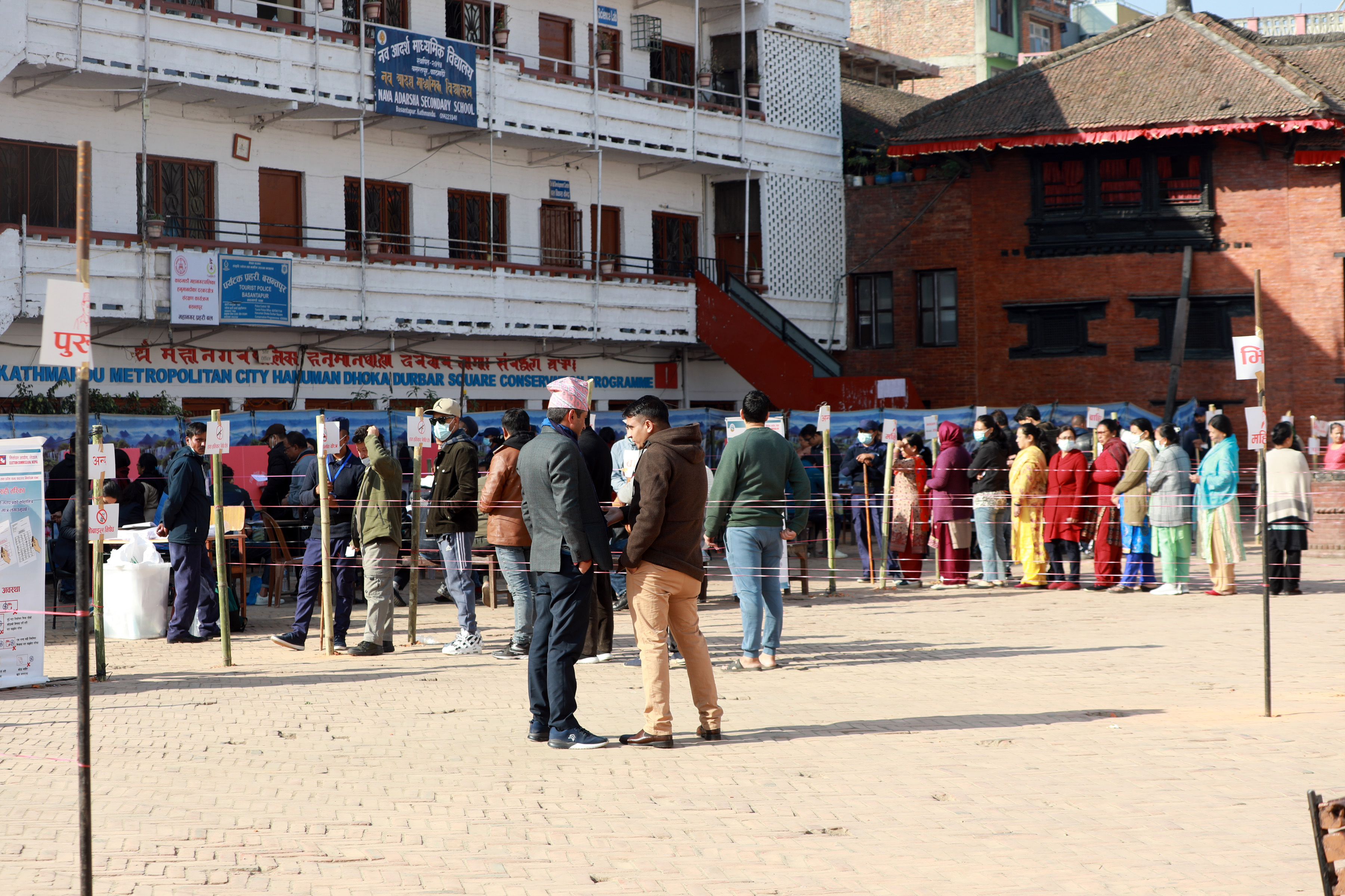वसन्तपुरमा मतदान गर्न लामबद्ध