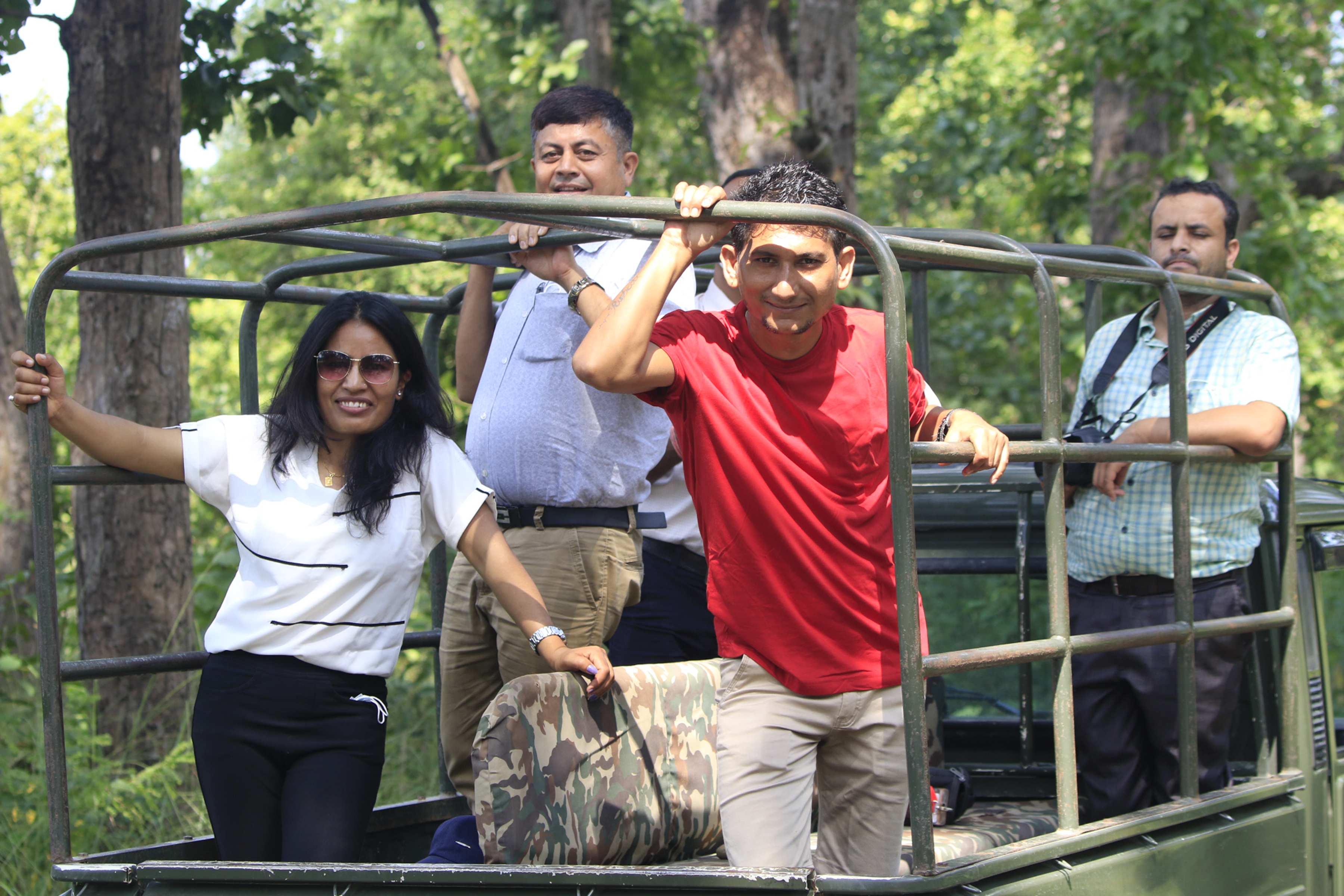 राष्ट्रिय निकुञ्ज घुम्दै पर्यटक