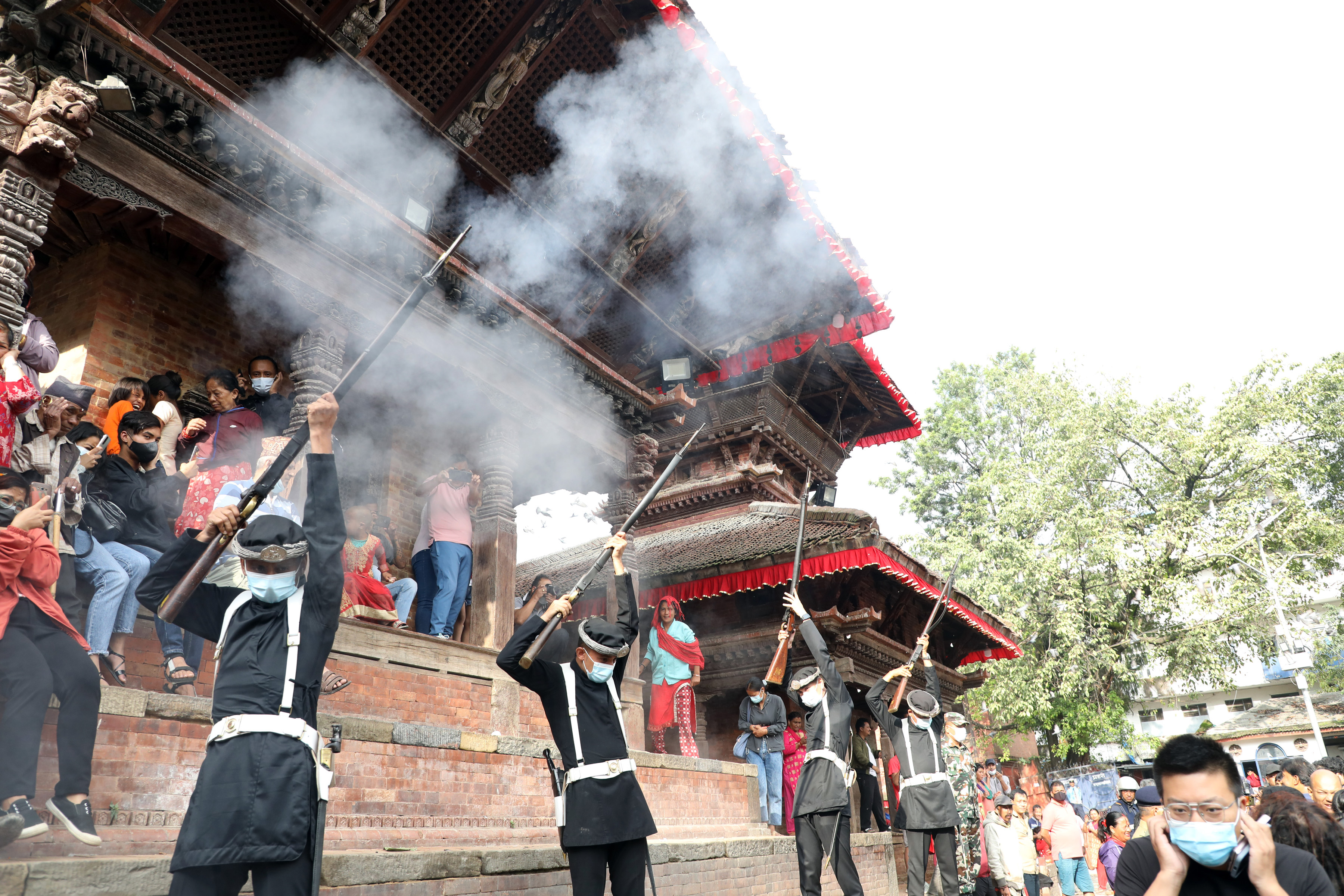 गुर्जुको पल्टनबाट तोप पड्काएर बढाइँ दिँदै