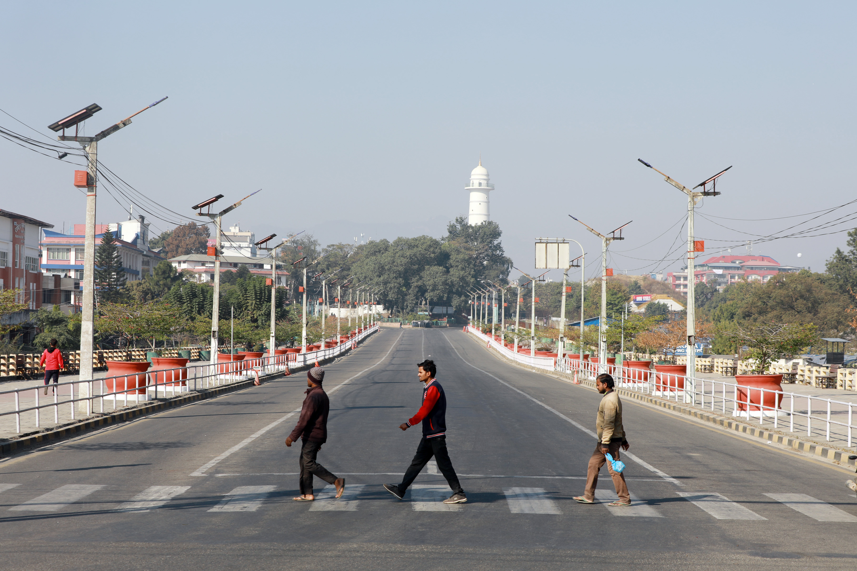 सडकको जेब्राक्रसिङबाट सडक पार गर्दै