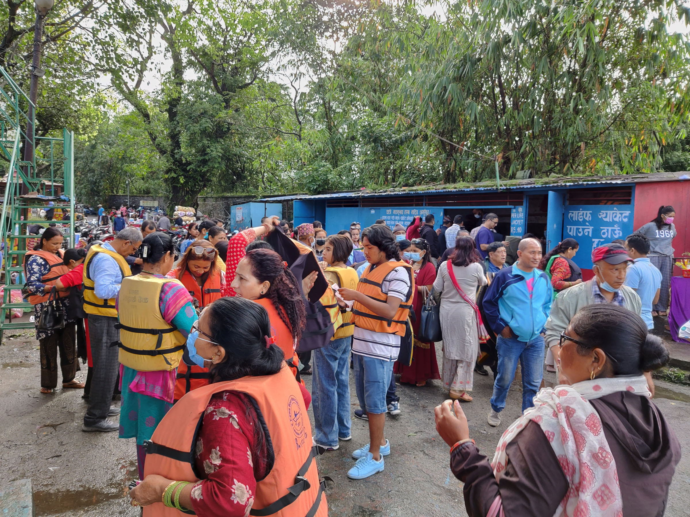 डुङ्गा सयर गर्न लाइफ ज्याकेट लिँदै आन्तरिक पर्यटक