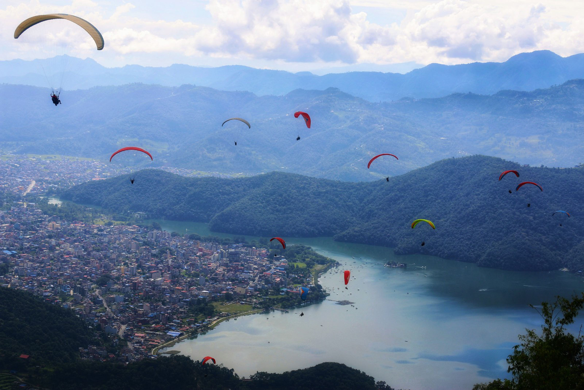 आन्तरिक पर्यटक प्याराग्दाइडिङ गर्दै