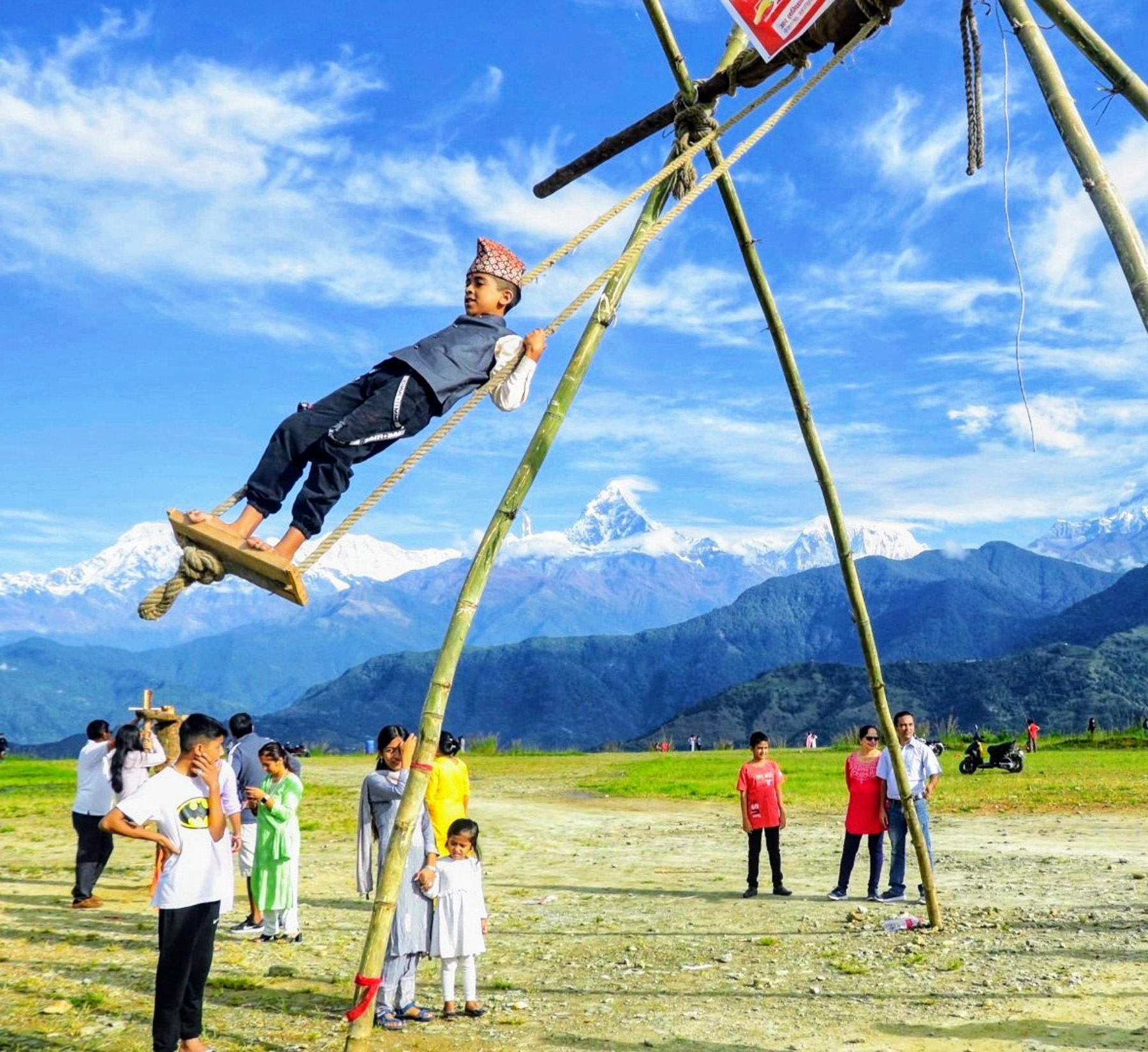 पिङ खेल्दै