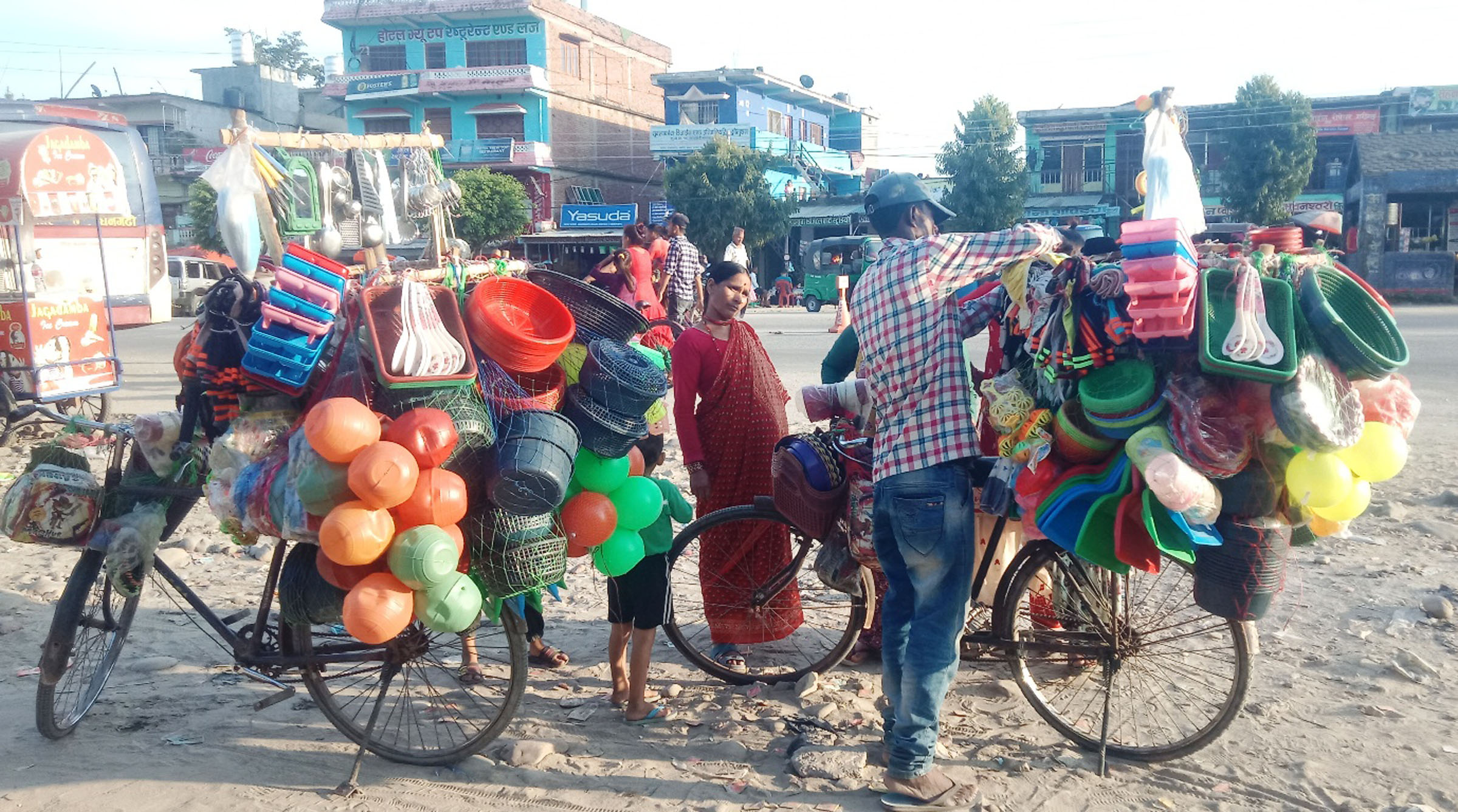 प्लाष्टिकका सामान बेच्दै भारतीय व्यापारी