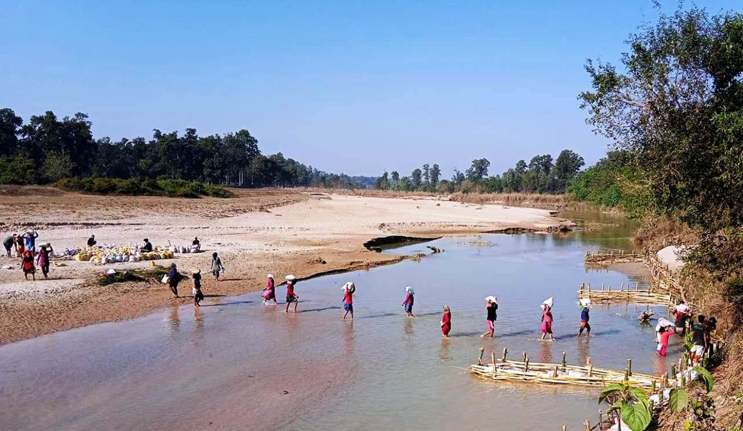 तटबन्ध निर्माणका लागि श्रमदान गर्दैै स्थानीयवासी