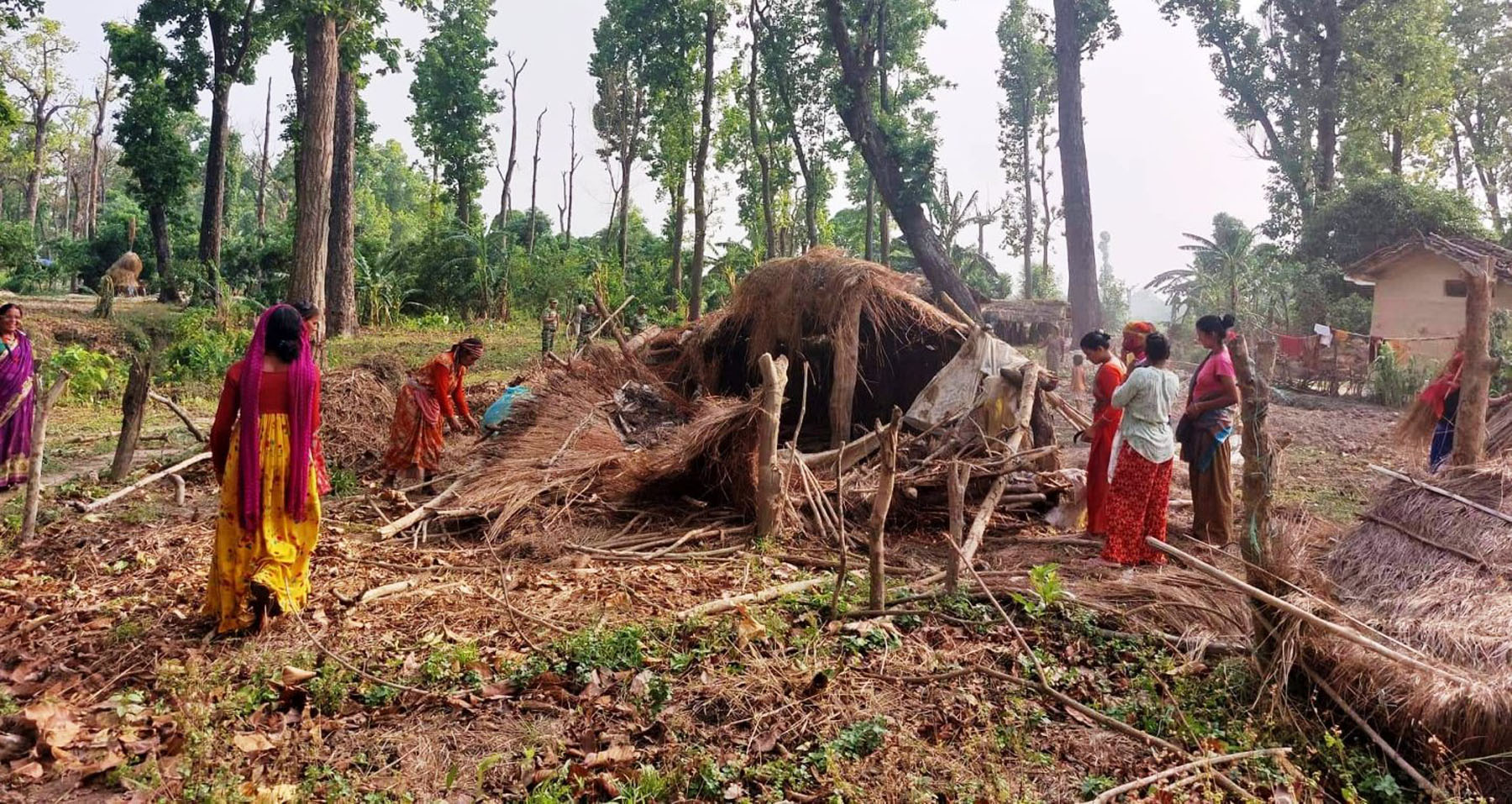 वन क्षेत्रका घर टहरा हटाउँदै वनरक्षक