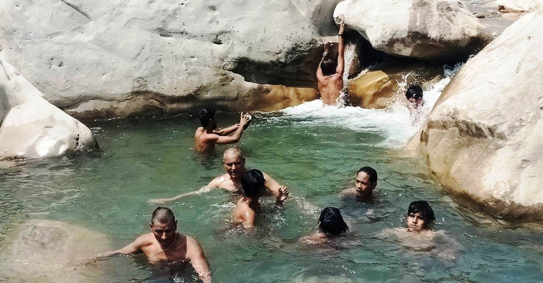 आन्तरिक पर्यटक गर्मी छल्न खोलामा