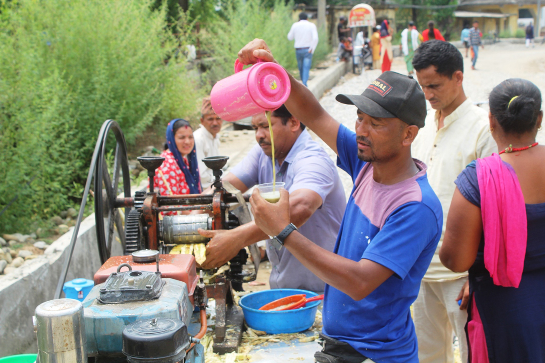 उखुको रस बिक्री गर्दै व्यापारी