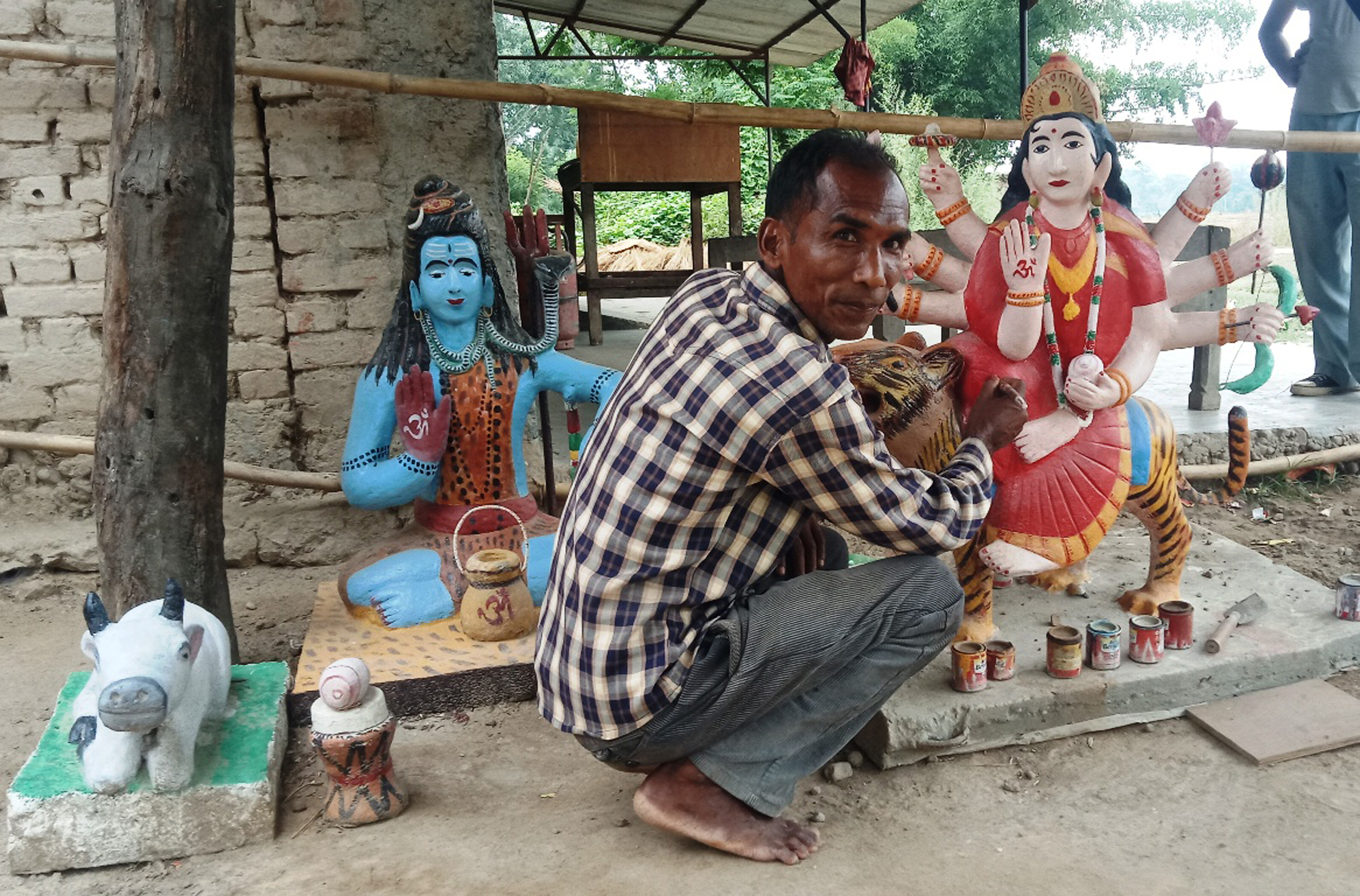 सिमेन्टबाट बनेका मूर्ति देखाउँदै