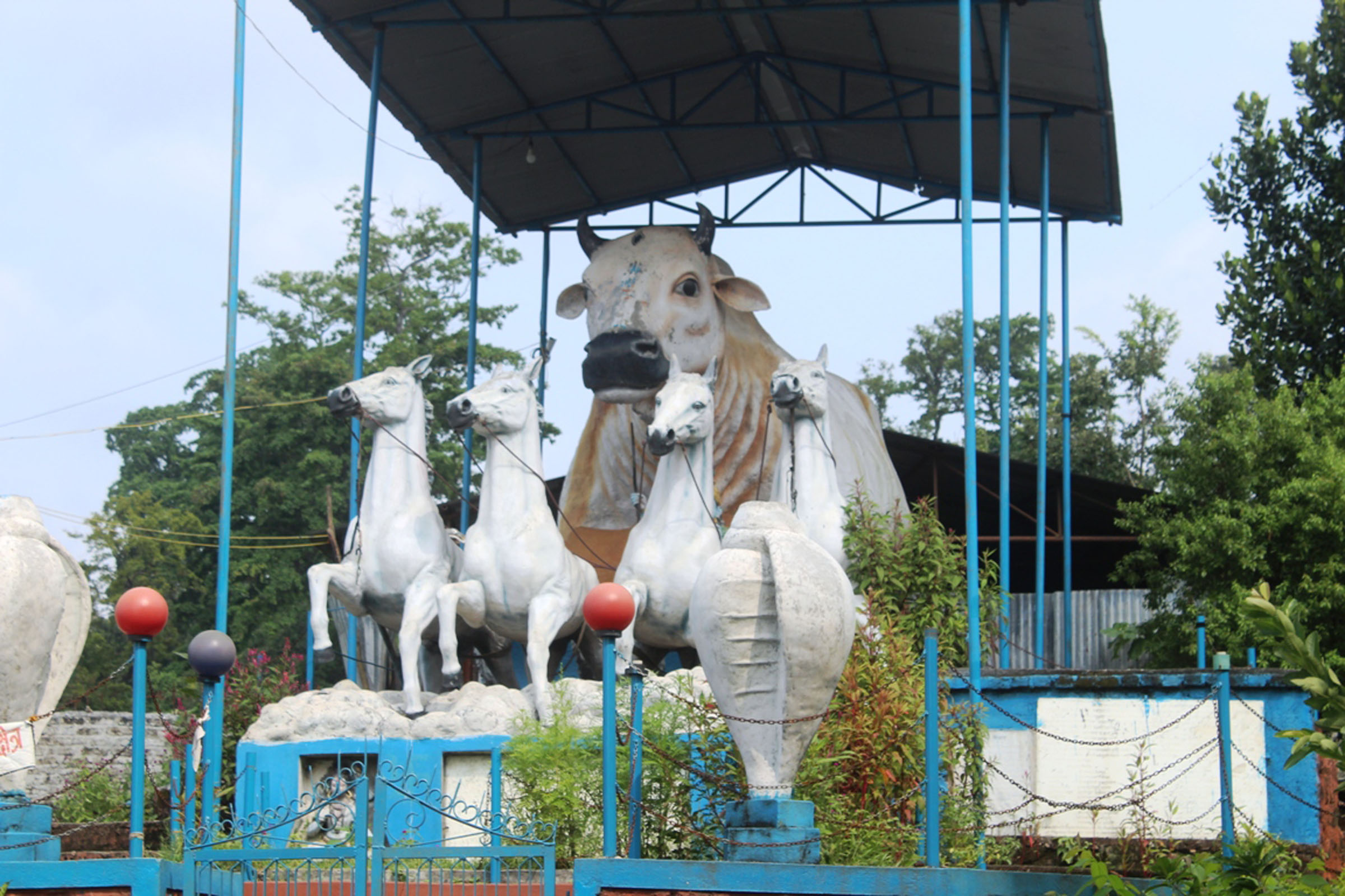 धार्मिक पर्यटकीय क्षेत्रमा घोडा र गाईको प्रतिमा
