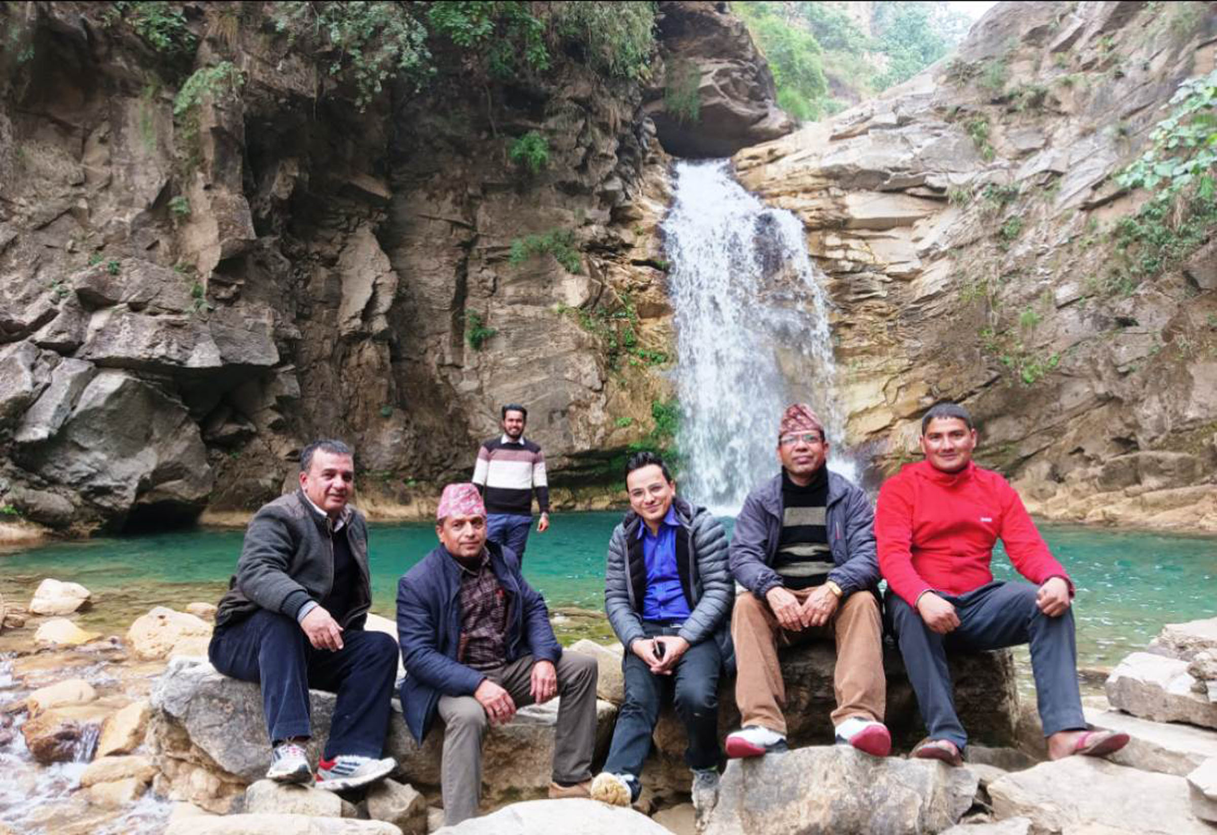 बतासे झर्नामा आन्तरिक पर्यटक