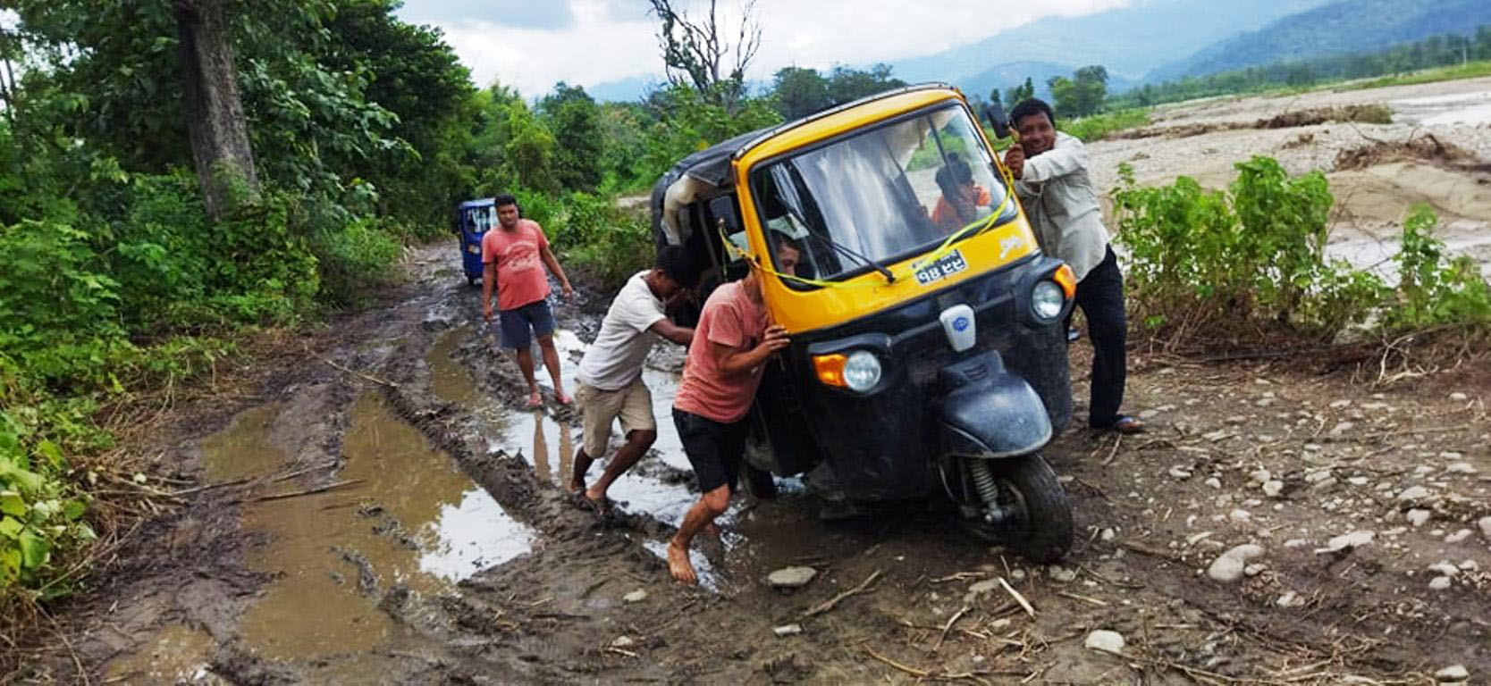 हिलाम्मे सडकमा अटो रिक्सा
