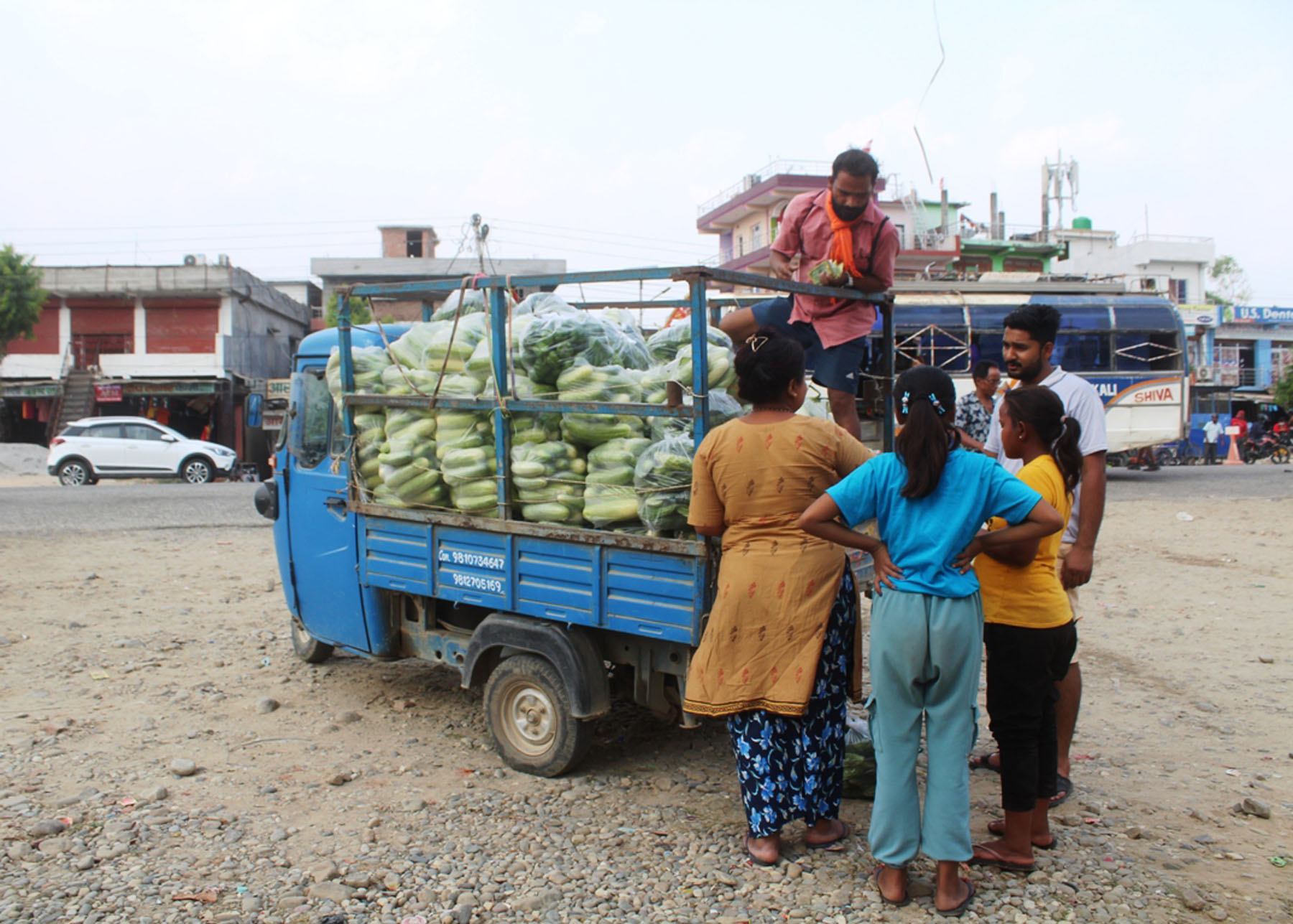 गाडीमा तरकारी बिक्री गर्दै