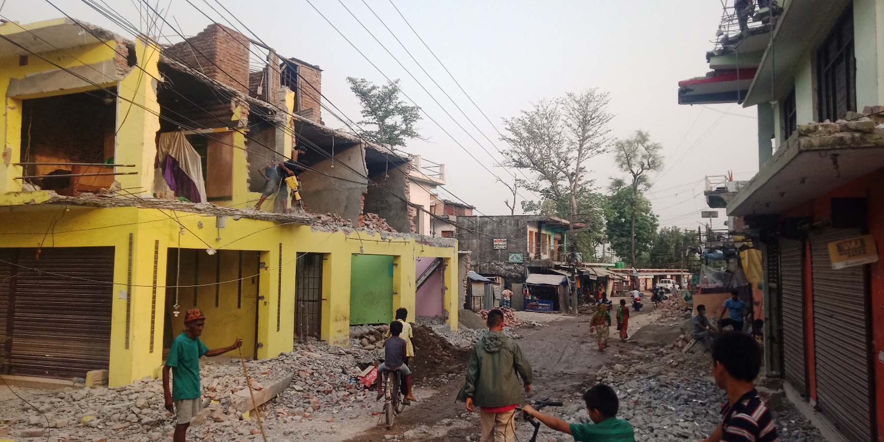 सडक चौडा गर्न घर भत्काउँदै