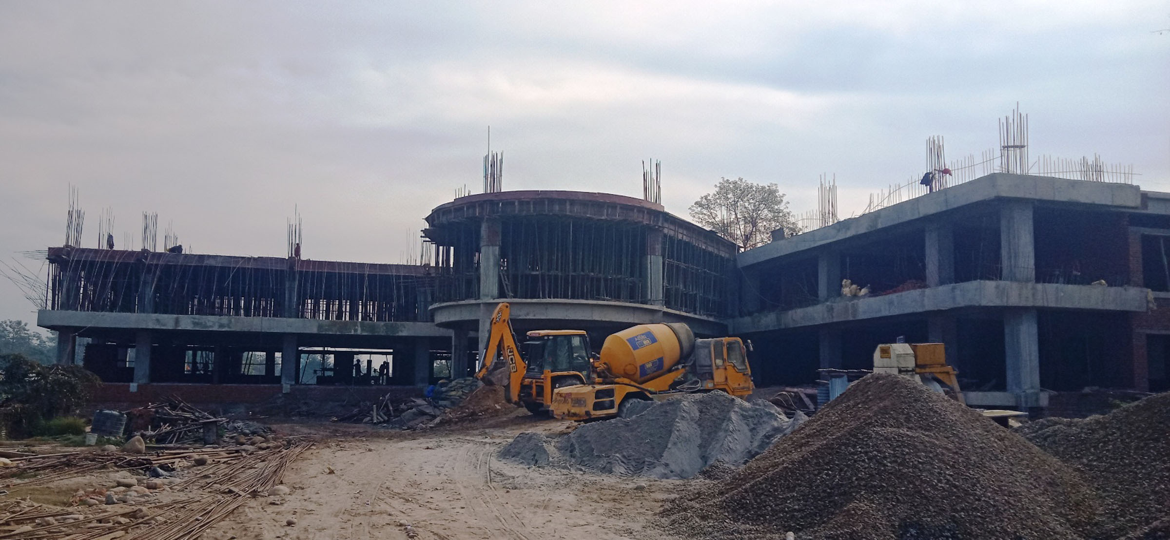 निर्माणाधीन नगरपालिका कार्यालय भवन