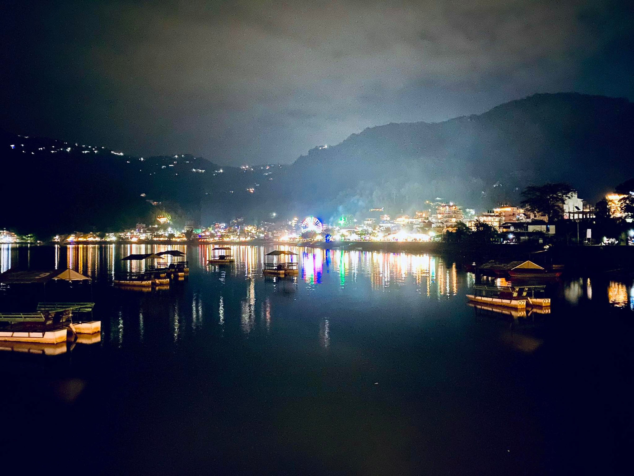 फेवातालको रात्रिकालीन दृश्य