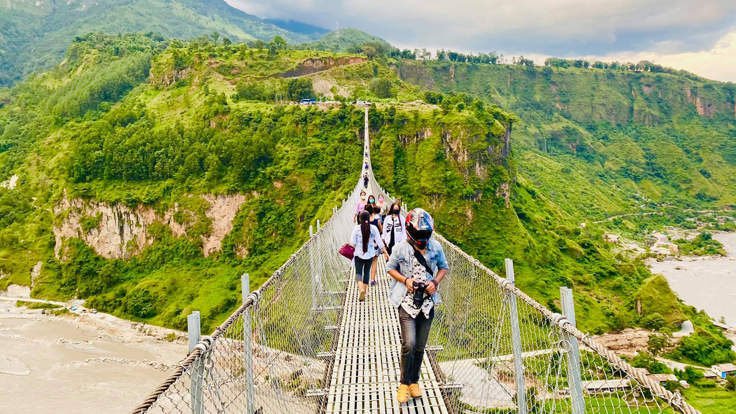 विश्वकै लामो पुलमा आन्तरिक पर्यटक