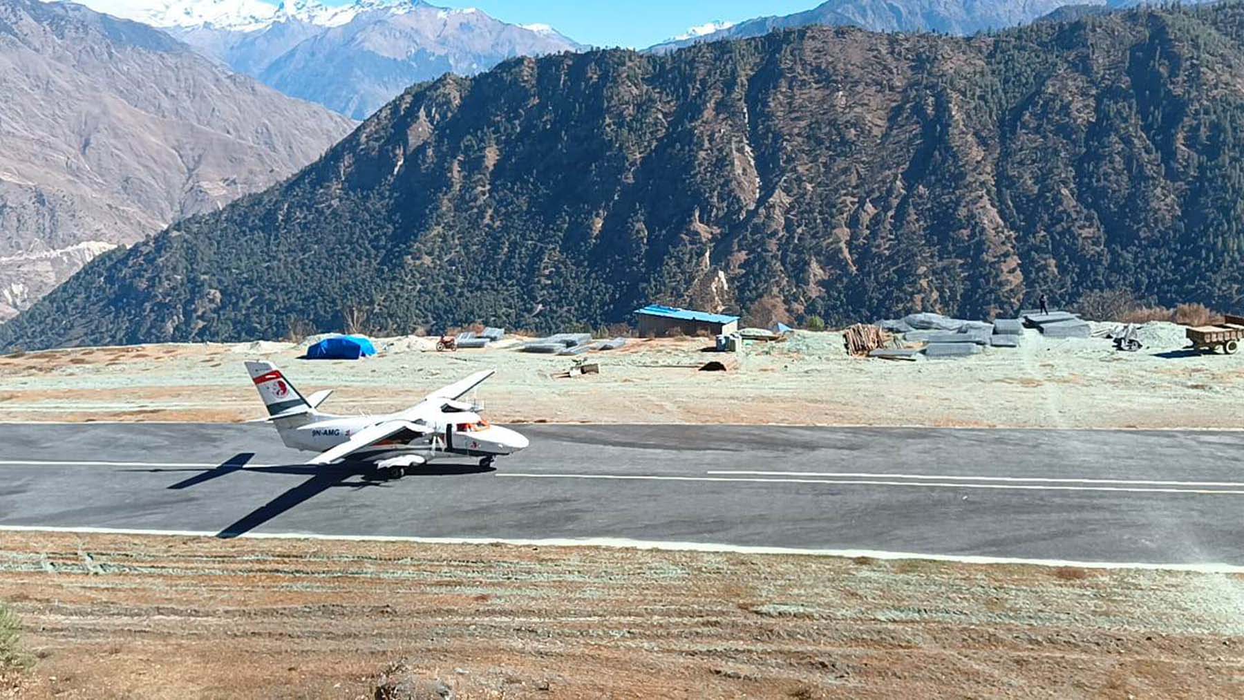 समीट एयरले उडान भर्दै