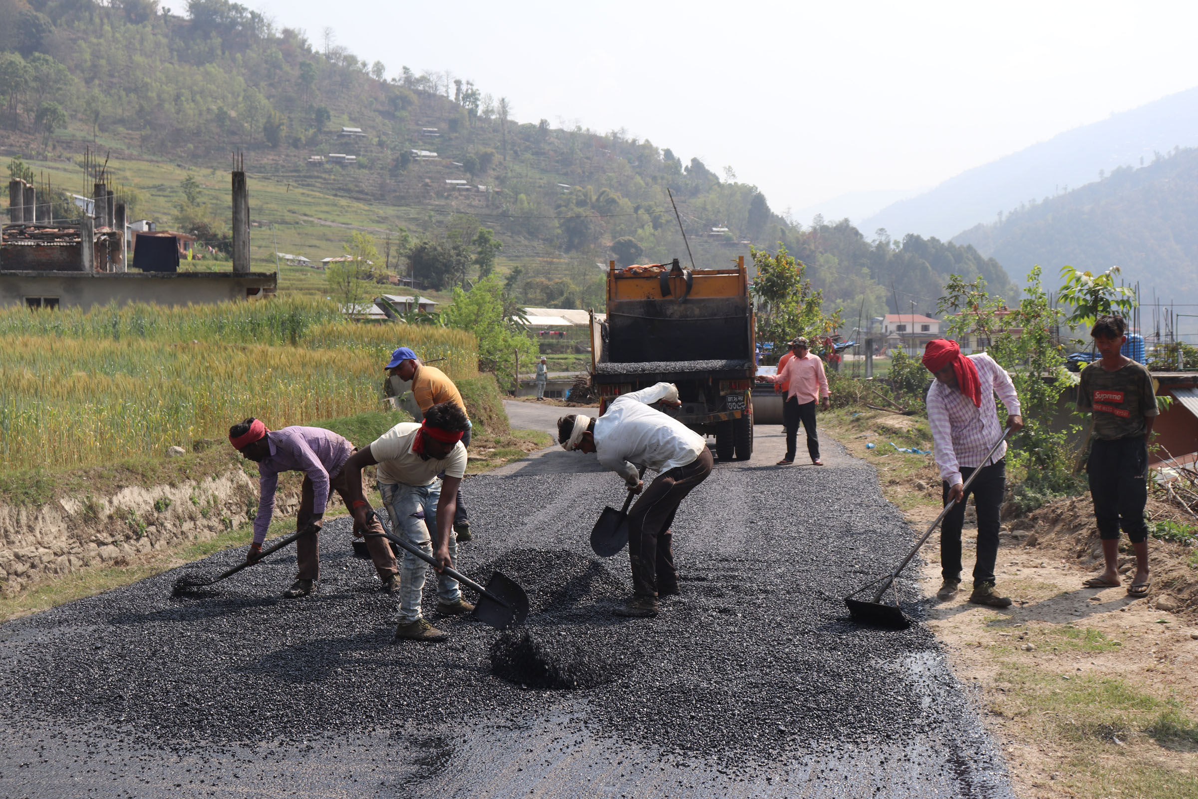 खरानीटार–सातबिसे सडक खण्ड कालोपत्रे गरिँदै