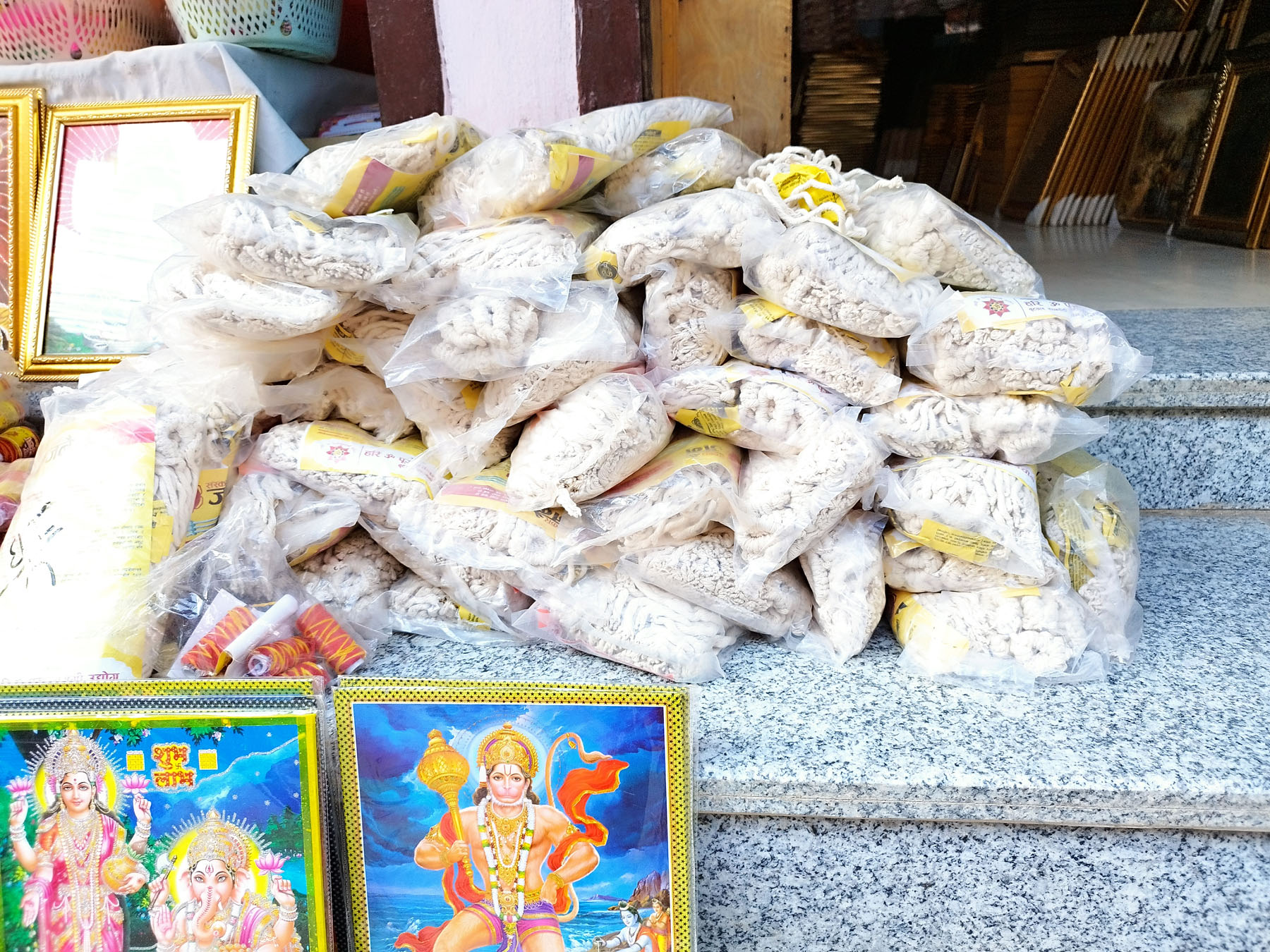 बिक्रीका लागि राखिएका जनै