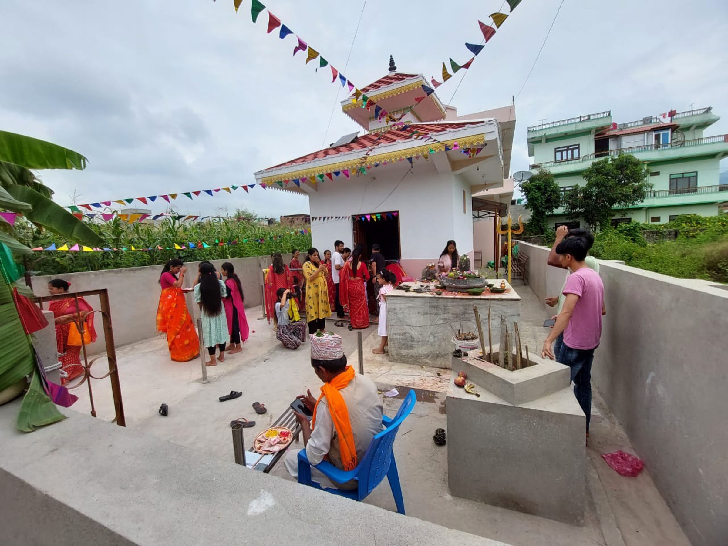 कृष्ण मन्दिरमा भक्तजन
